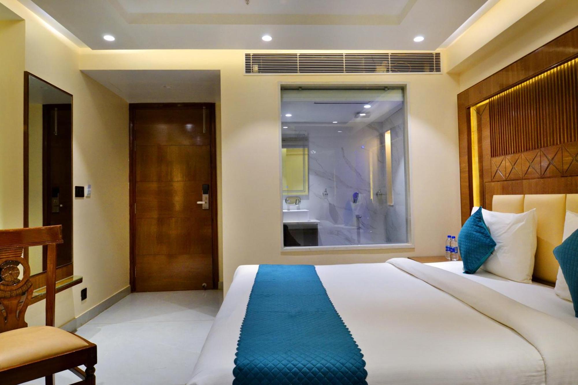 Grand Plaza In Centre - At Railway Station 4*