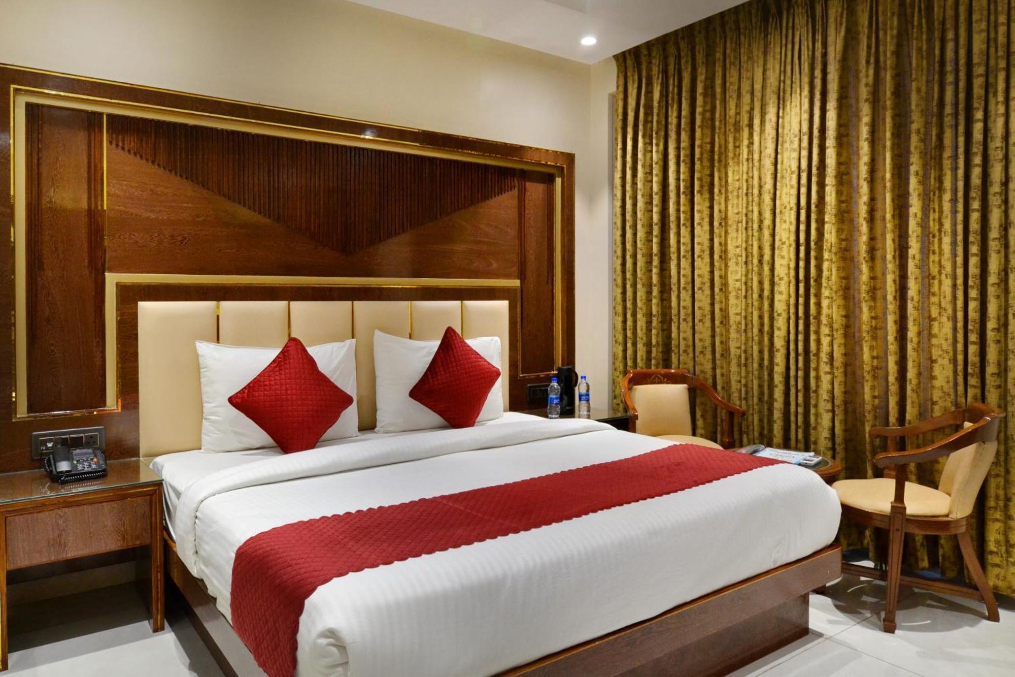 Hotel Grand Plaza In Centre - At Railway Station 4*