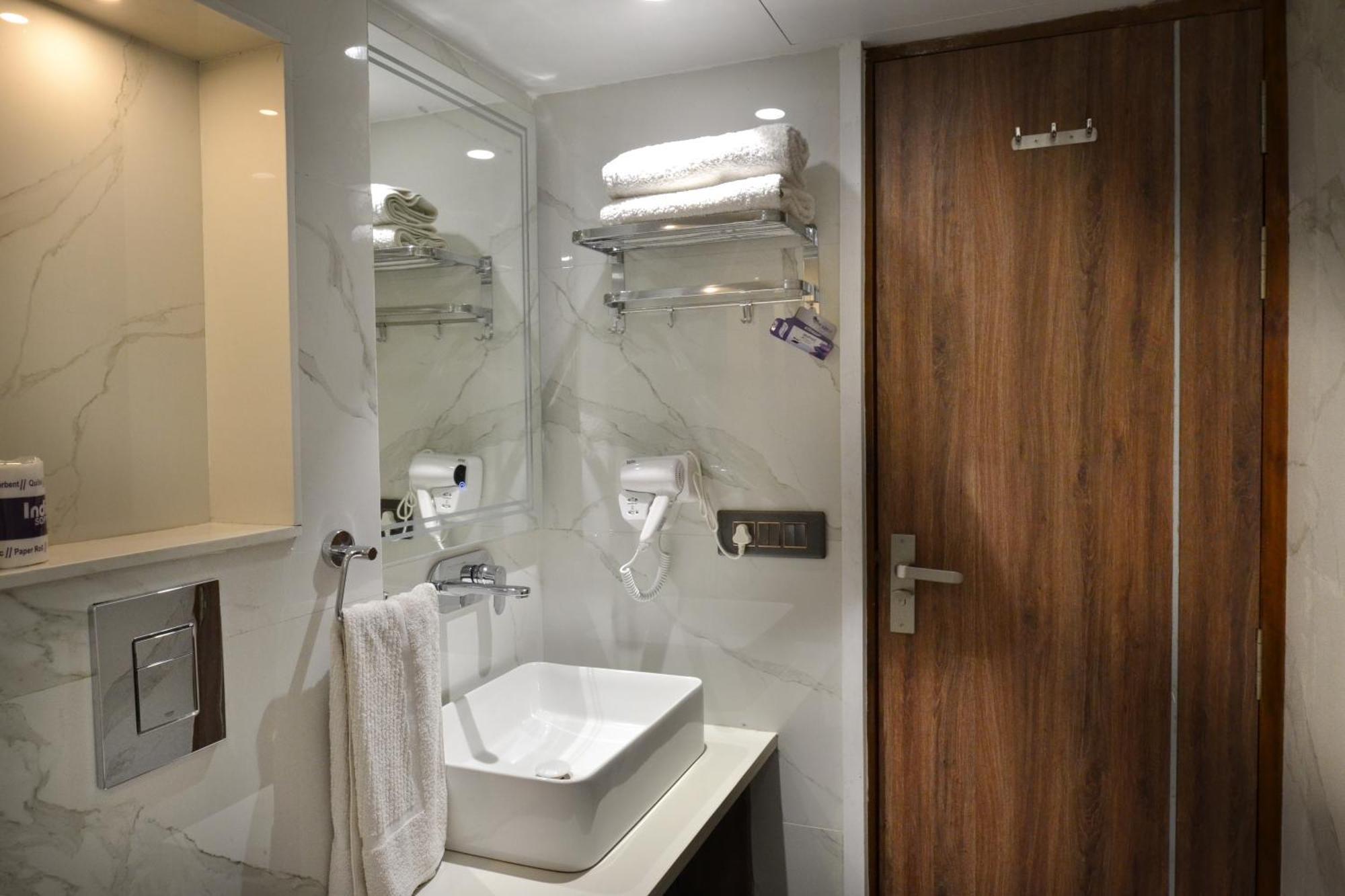 Hotel Grand Plaza In Centre - At Railway Station New Delhi