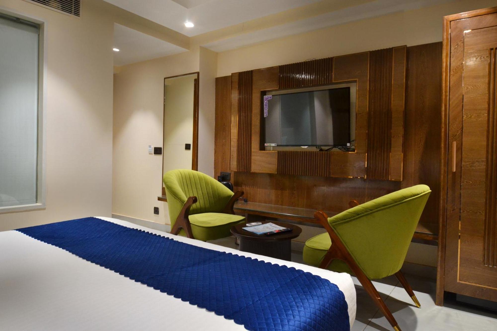 Grand Plaza In Centre - At Railway Station 4*