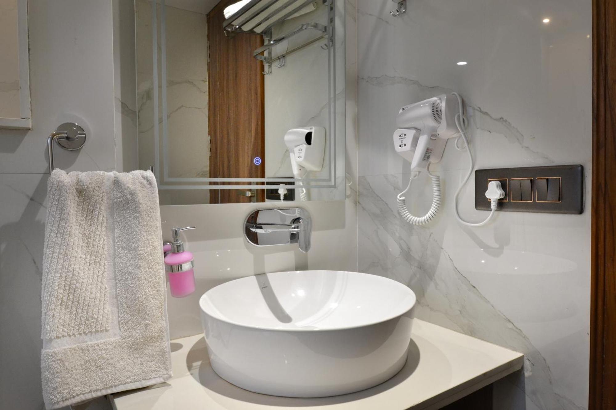 Hotel Grand Plaza In Centre - At Railway Station 4*