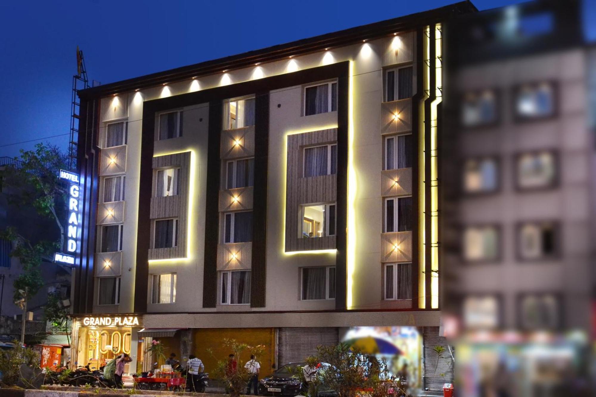 Grand Plaza In Centre - At Railway Station 4*