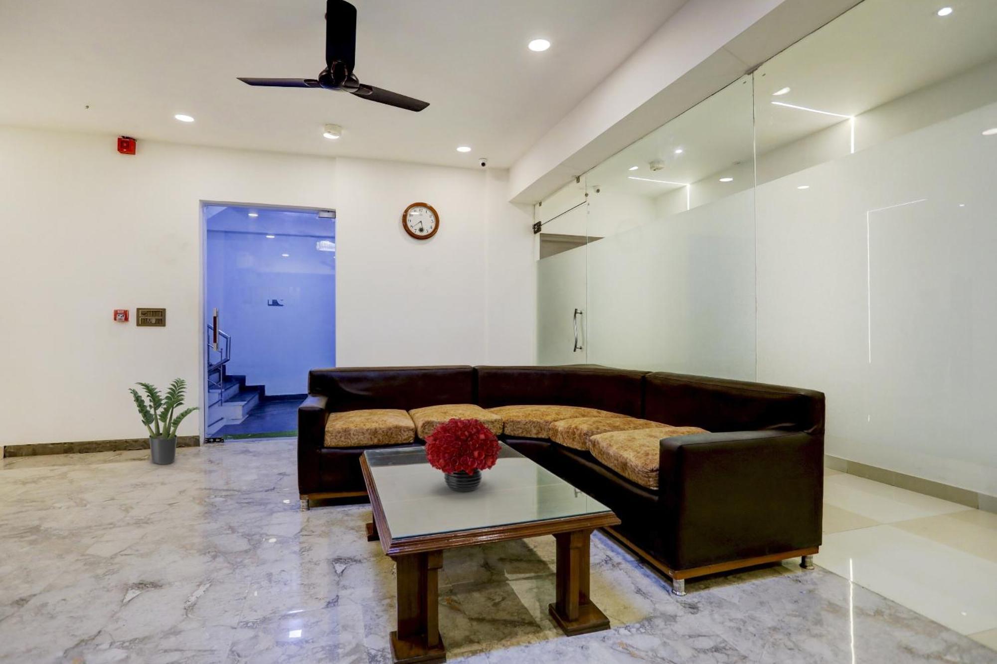 Townhouse West Near Udyog Nagar Metro Station Hotel