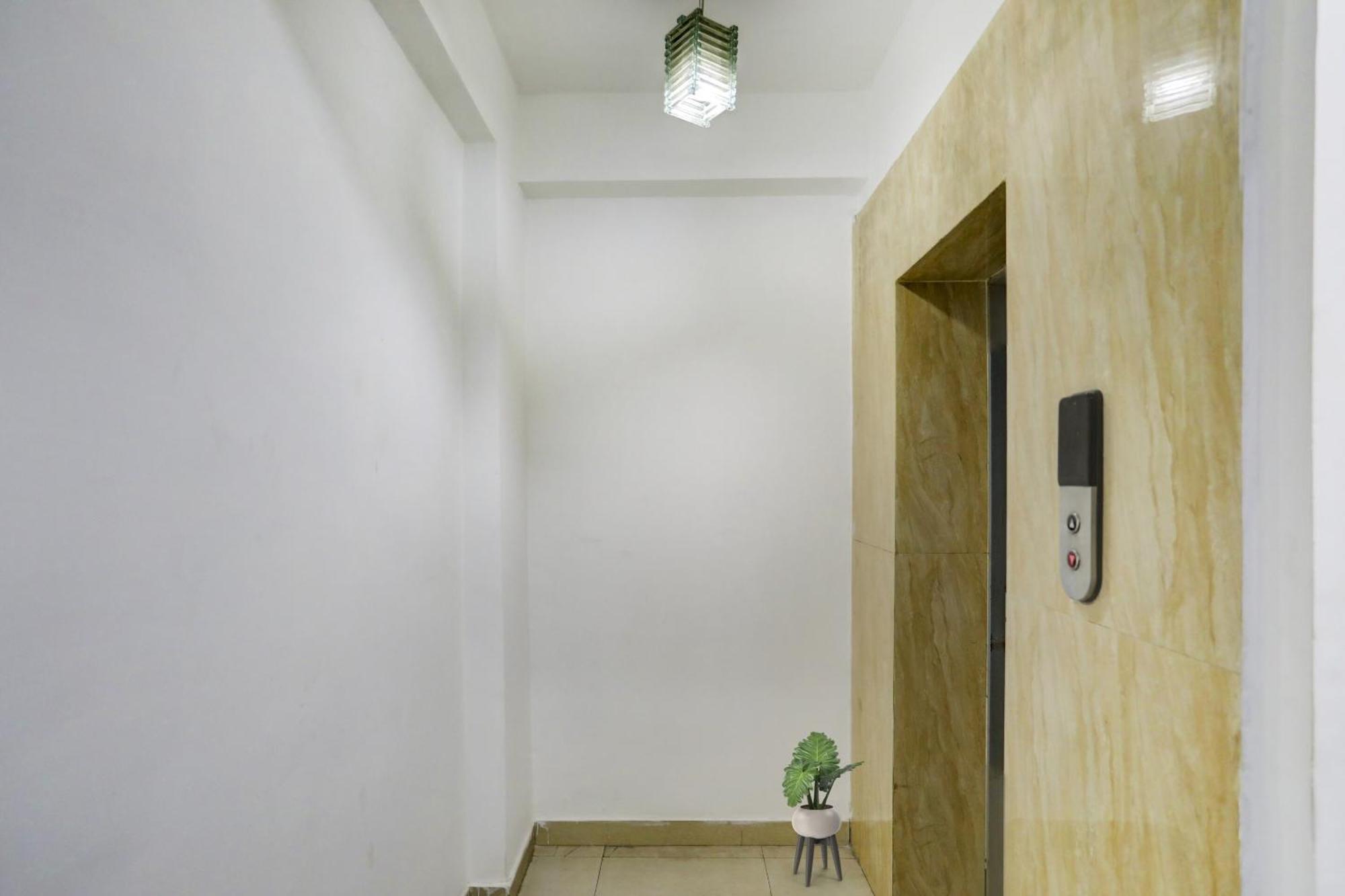 Townhouse West Near Udyog Nagar Metro Station Hotel Nova Deli