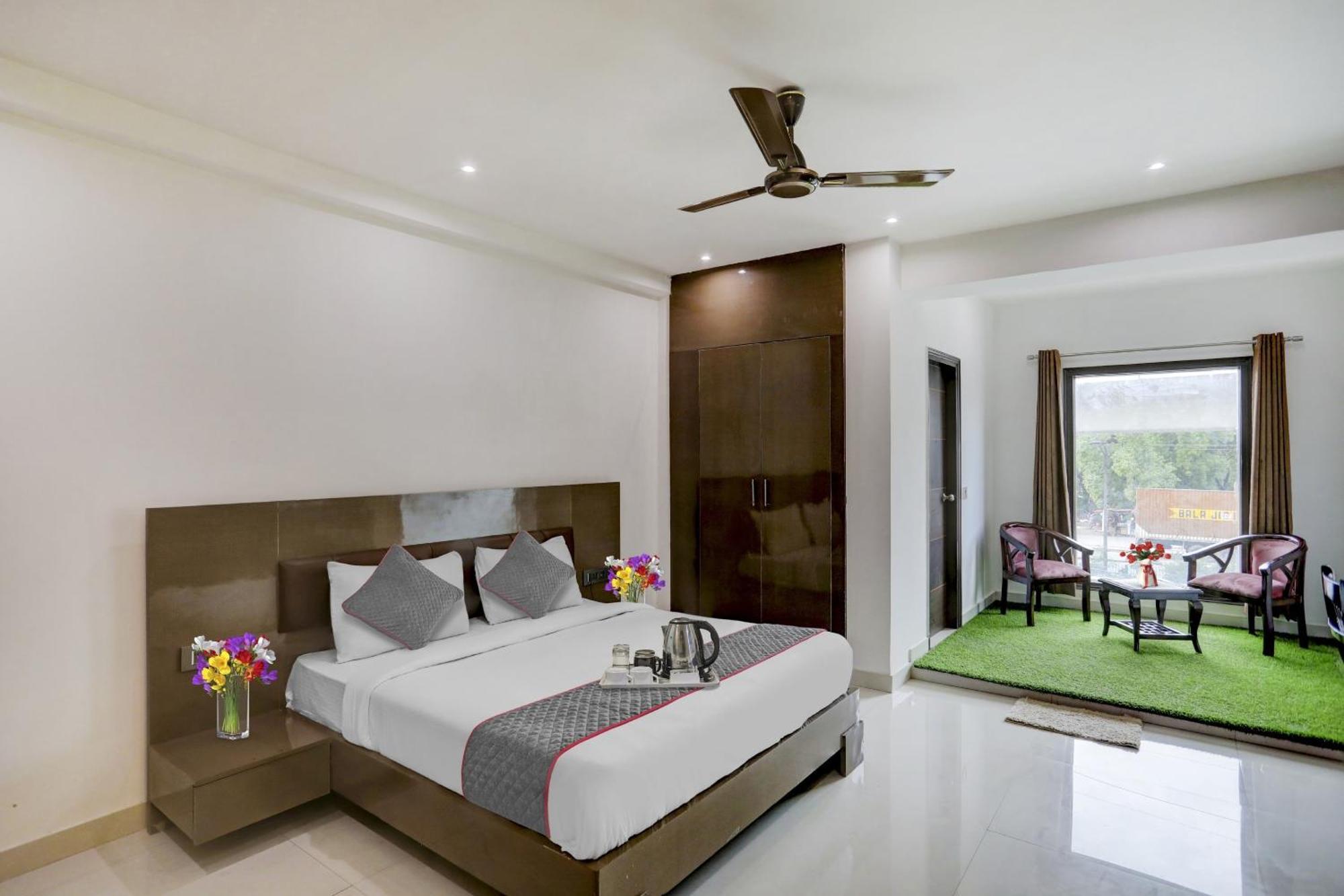 Townhouse West Near Udyog Nagar Metro Station Nova Deli