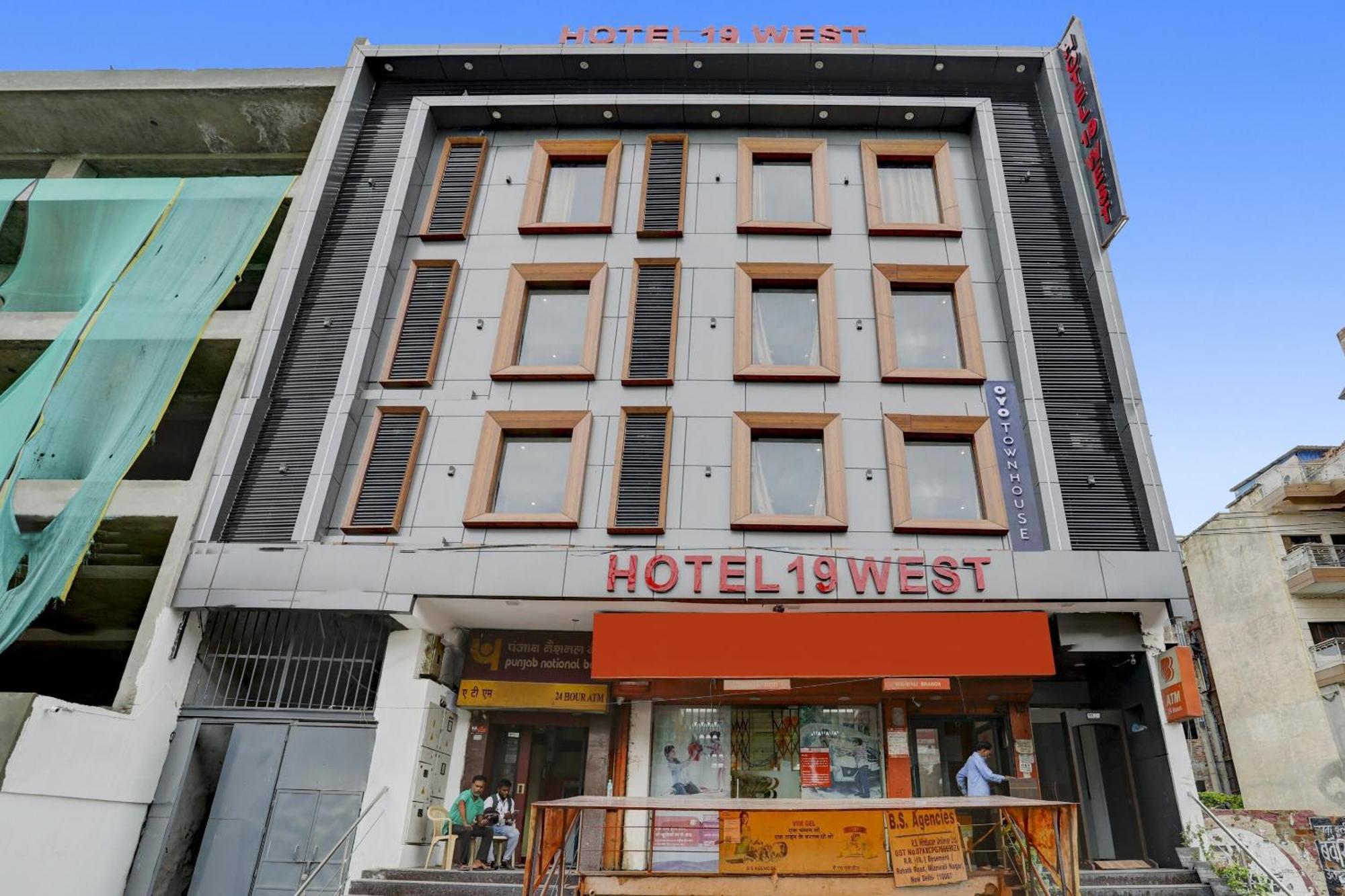 Hotel Townhouse West Near Udyog Nagar Metro Station Nova Deli