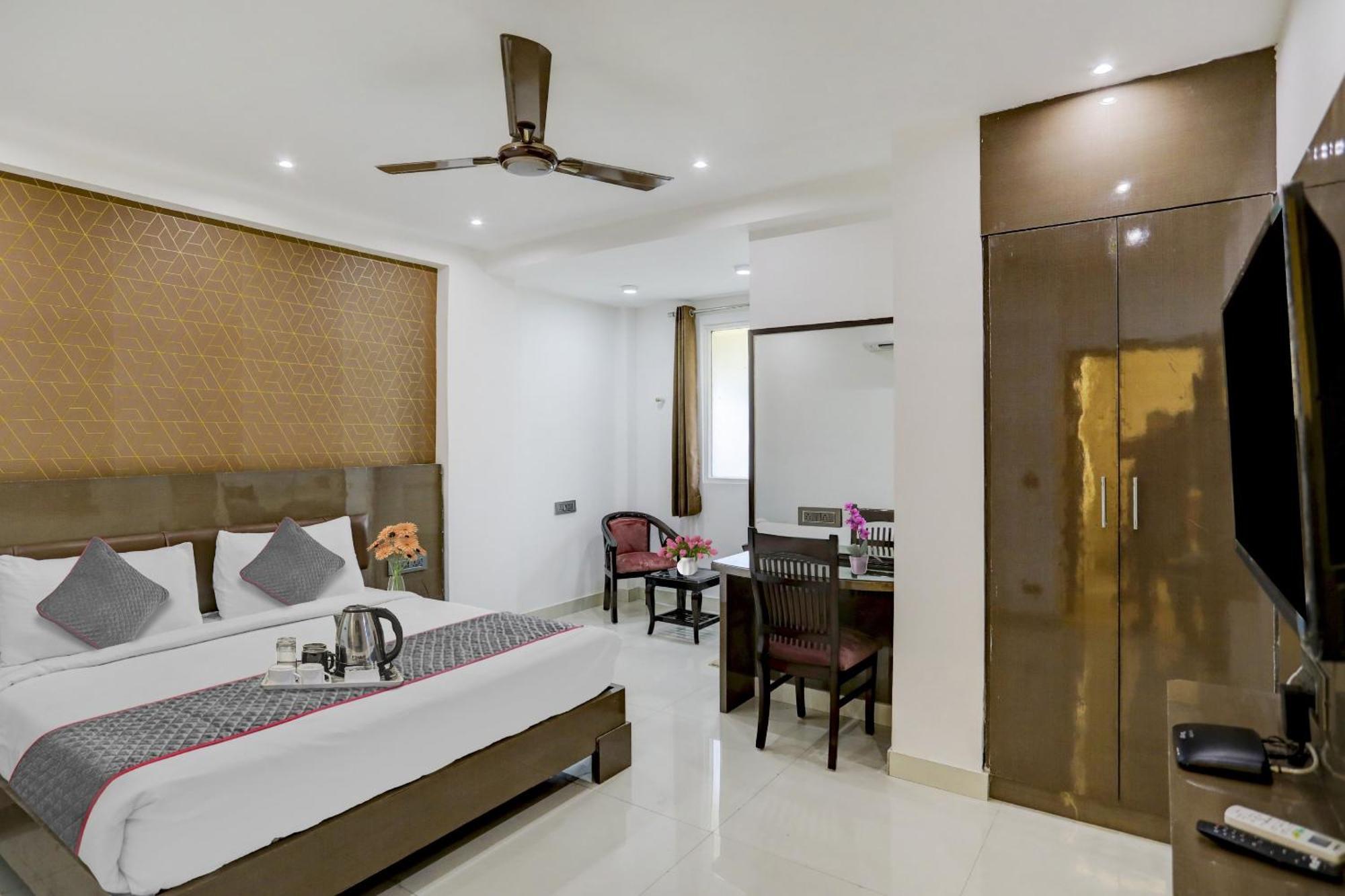 Townhouse West Near Udyog Nagar Metro Station Hotel 3*