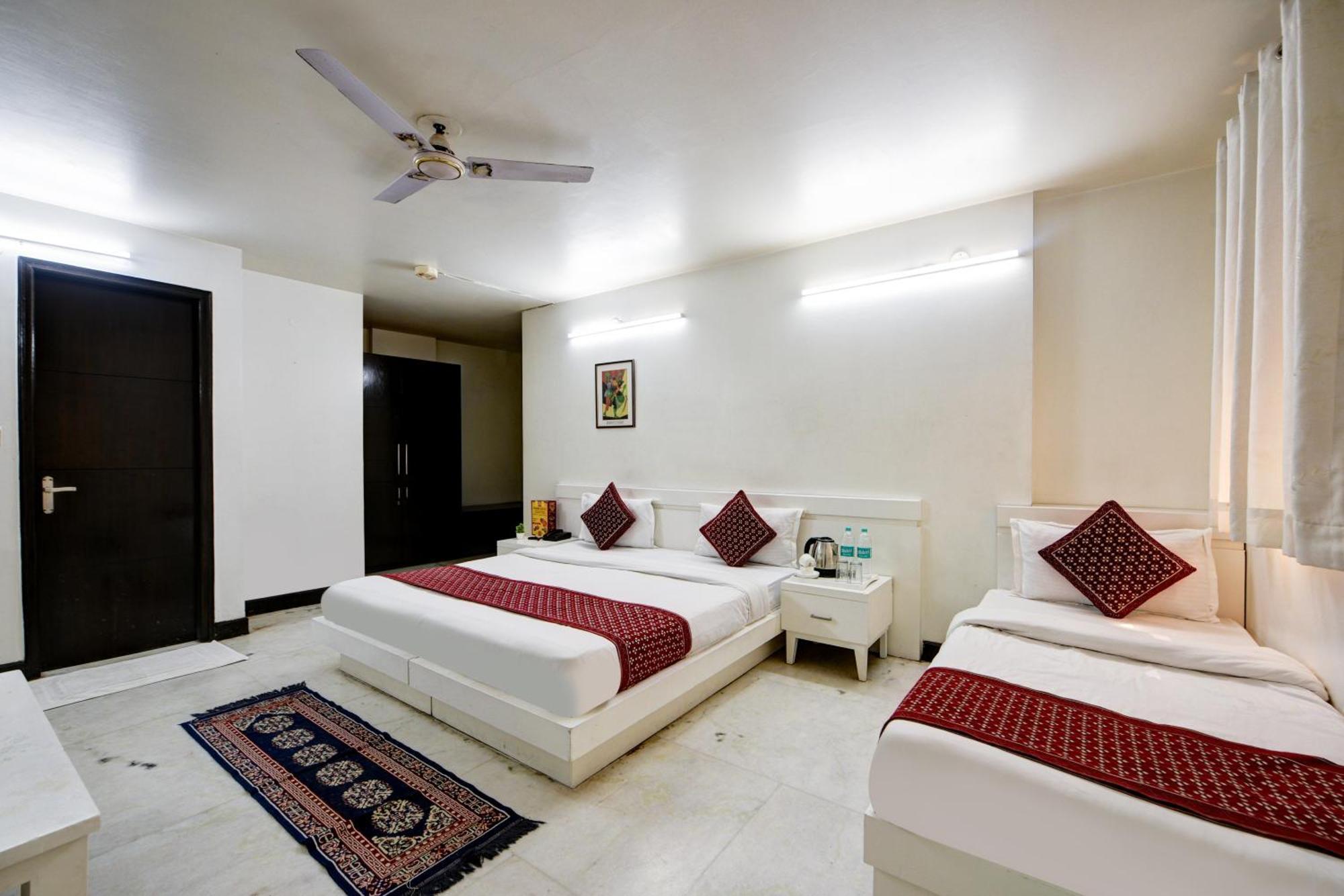 Hotel Sweet Home Lodge - 2 Min From New Delhi Railway Station 3*