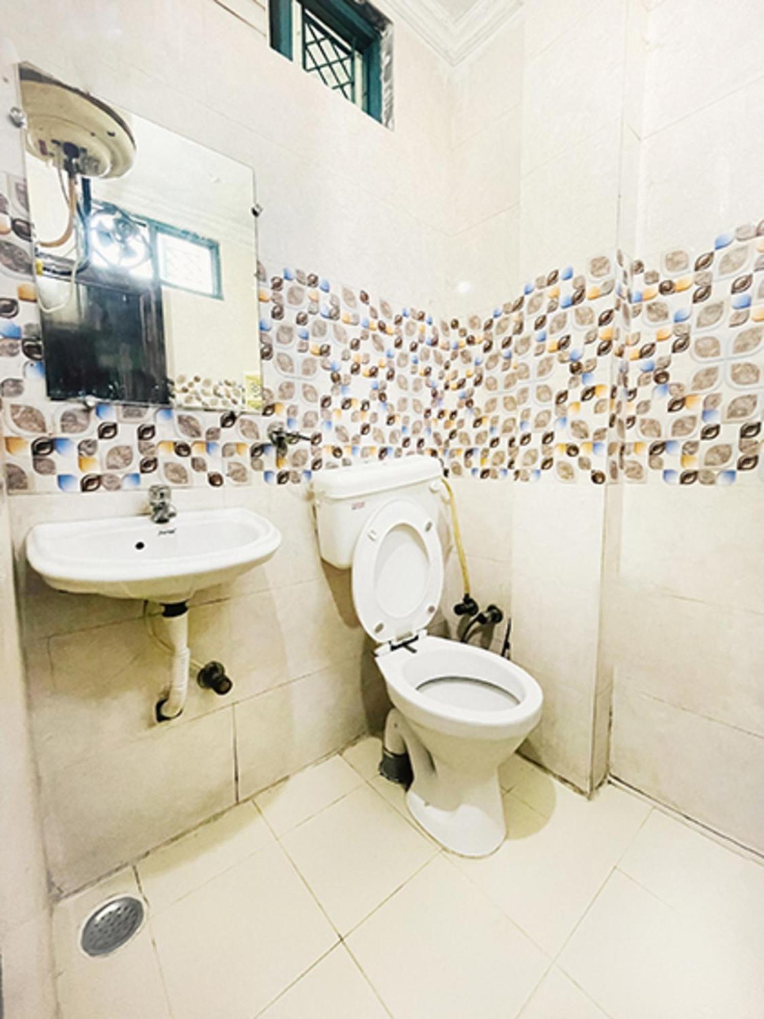 Saket Suites- Near Max Hospital Hotel