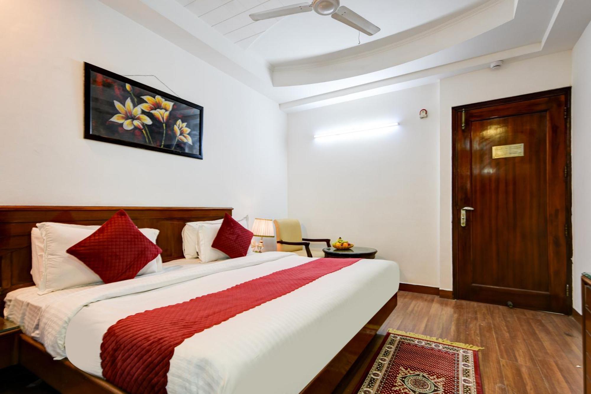 Chanchal Deluxe - Train Station Hotel