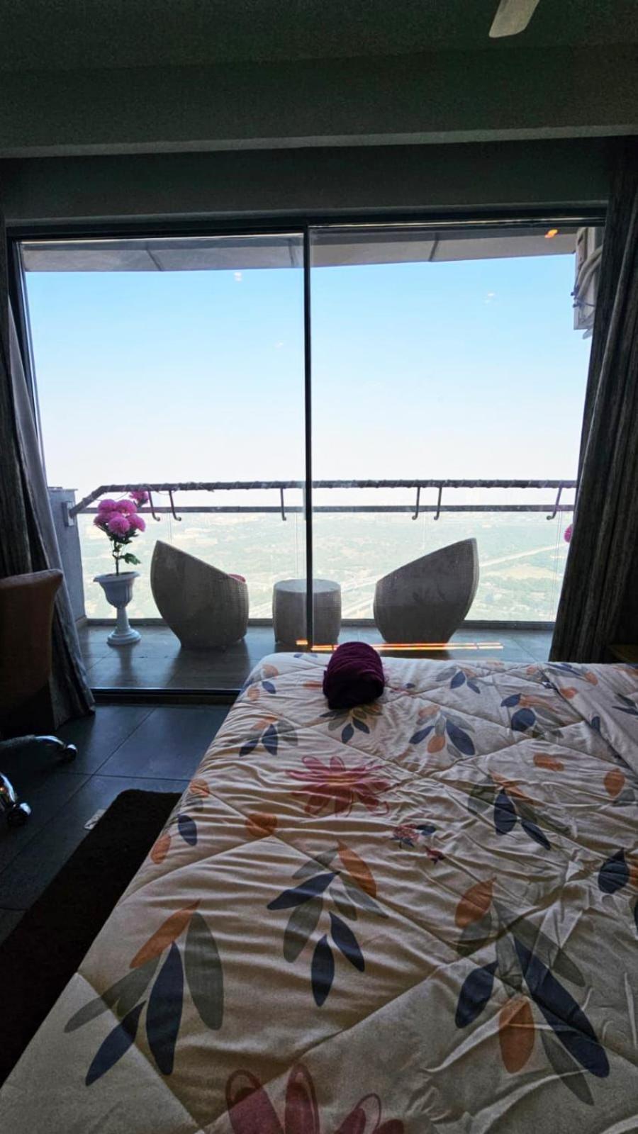 Supernova Luxury Stays In Noida Apartment New Delhi
