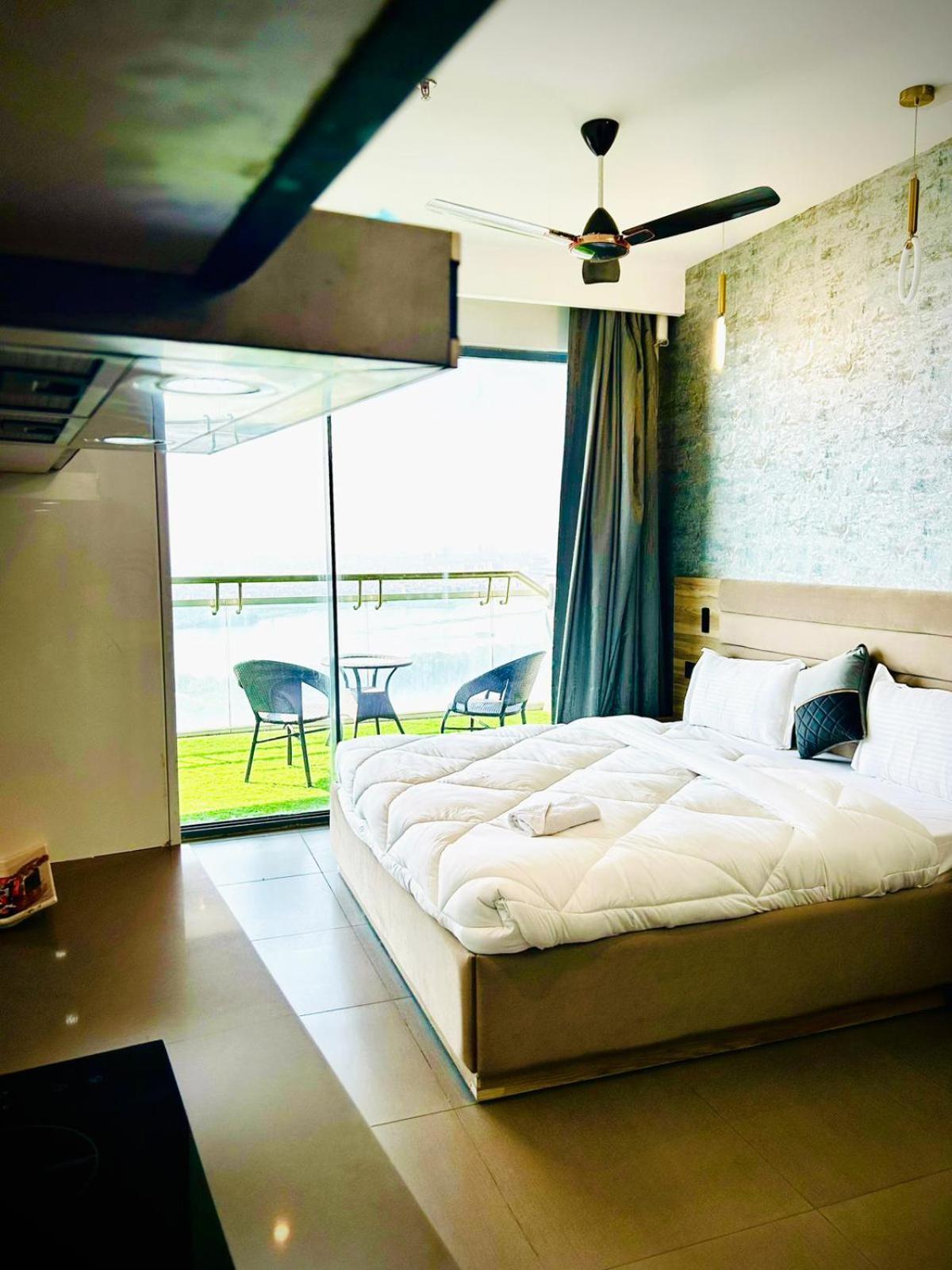 Supernova Luxury Stays In Noida Apartment New Delhi