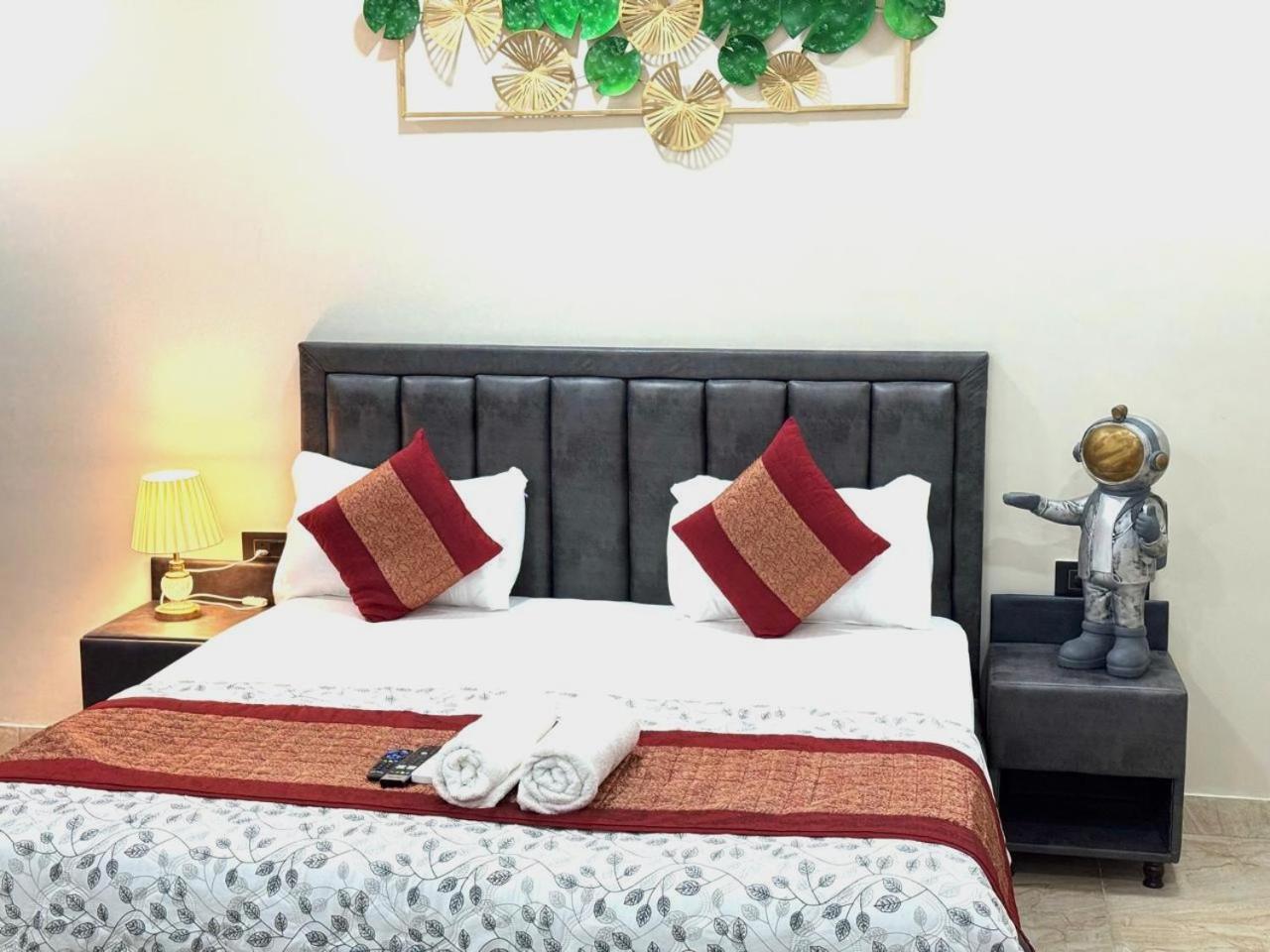 Fortune Home Service Apartment Studio, J-267 Saket Apartment