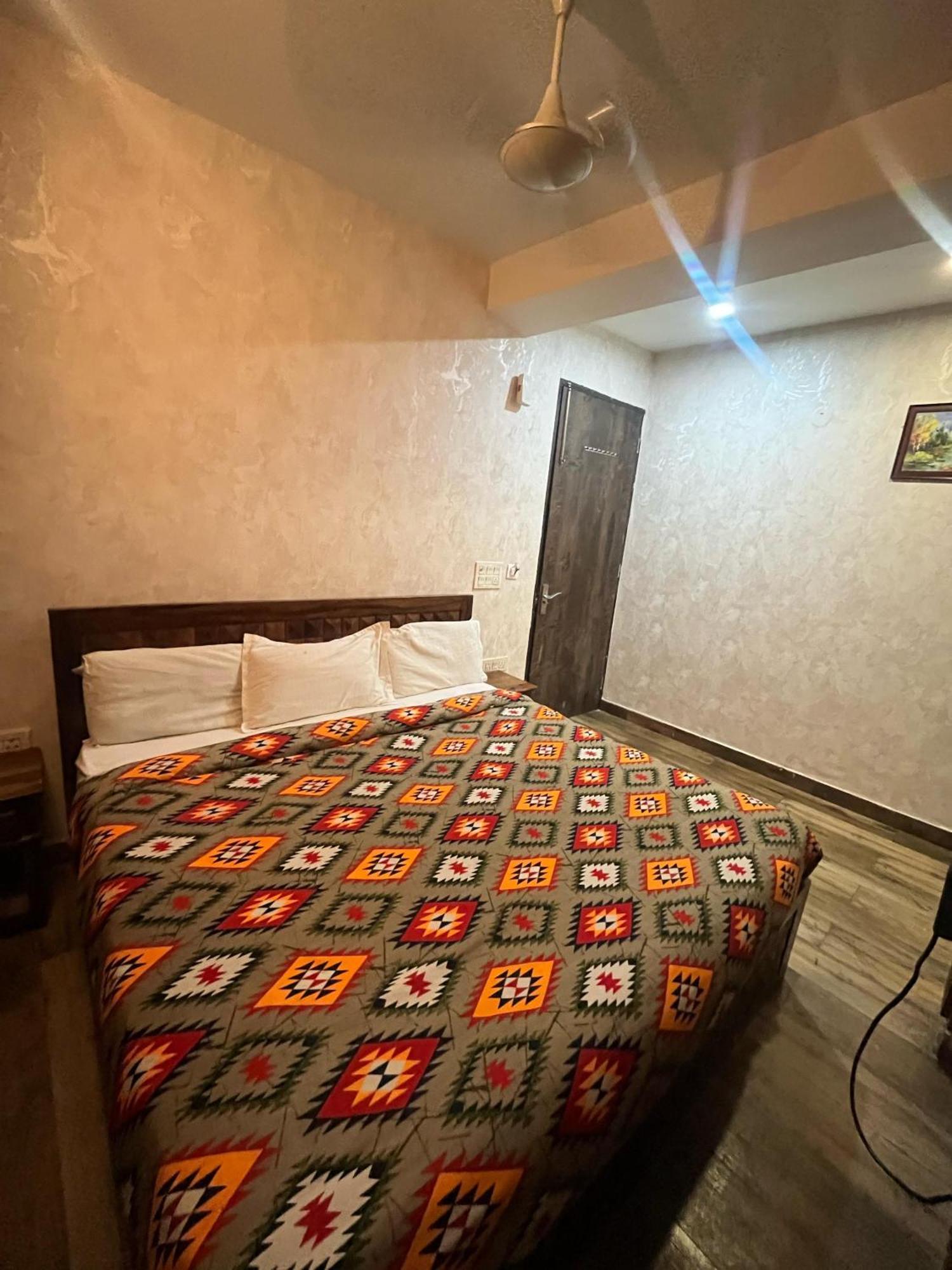 Lagoon - Malviya Nagar 4*