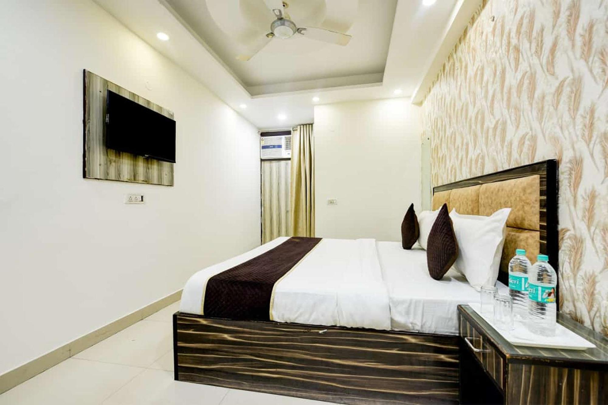 Lookout Delhi Igi Airport Hotel New Delhi