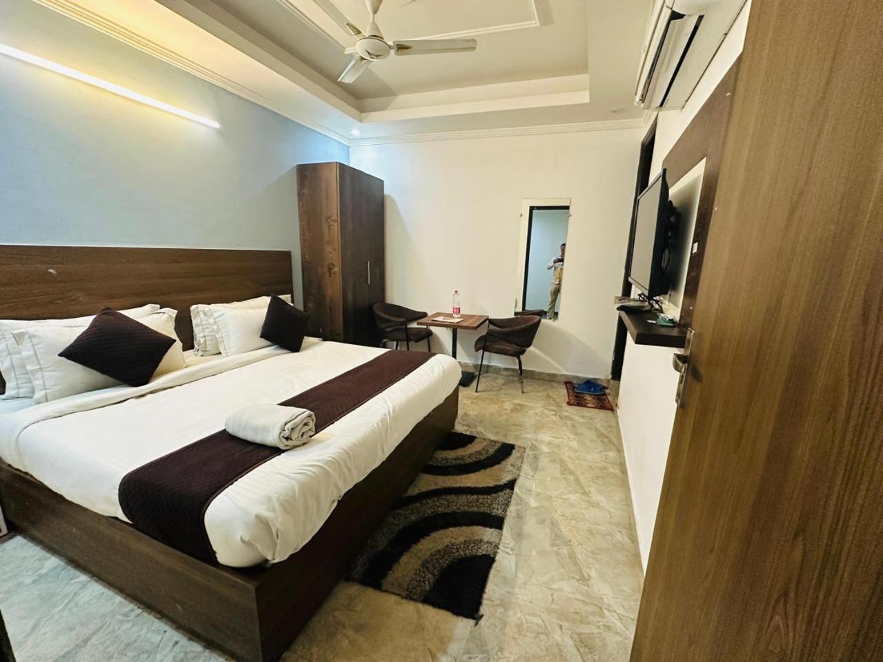 S R Palace - Free Airport Drop For Minimum 05 Nights - 5 Mins From Igi & Domestic Airport Delhi 3*