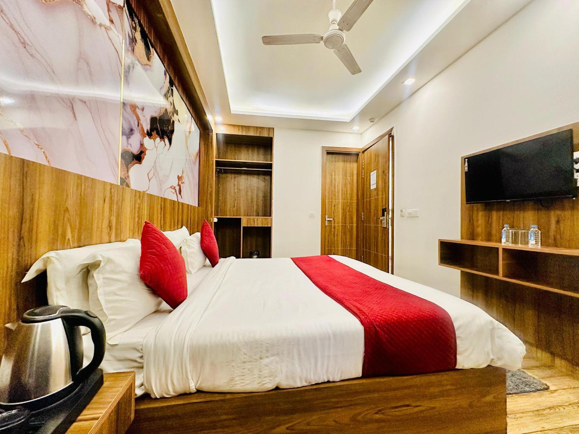 Grand Havenwood Near Delhi Airport 4*