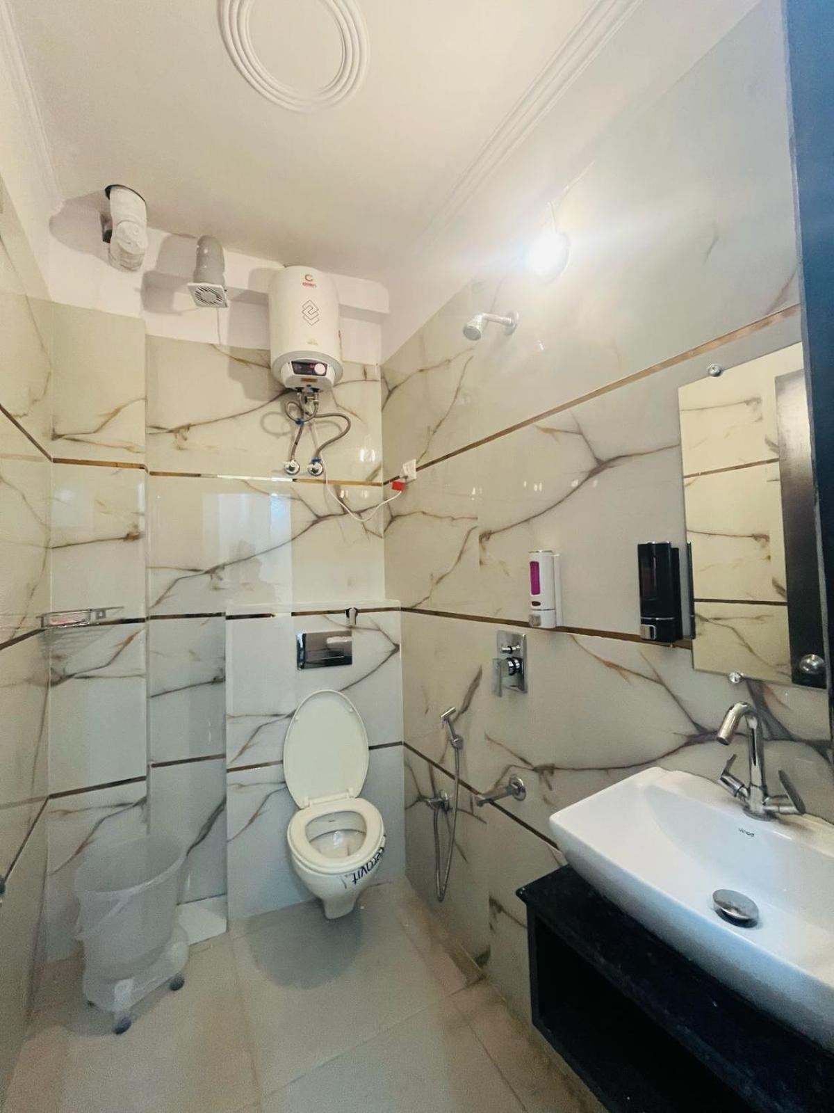 Mannat Near Naraina Vihar Metro Station Hotel