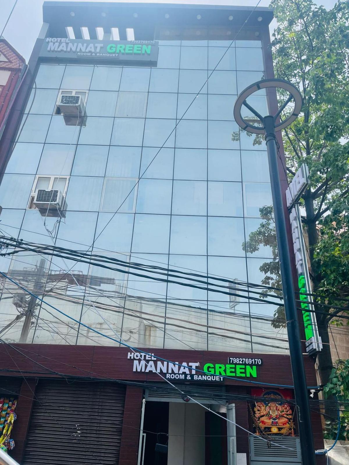 Hotel Mannat Near Naraina Vihar Metro Station 4*
