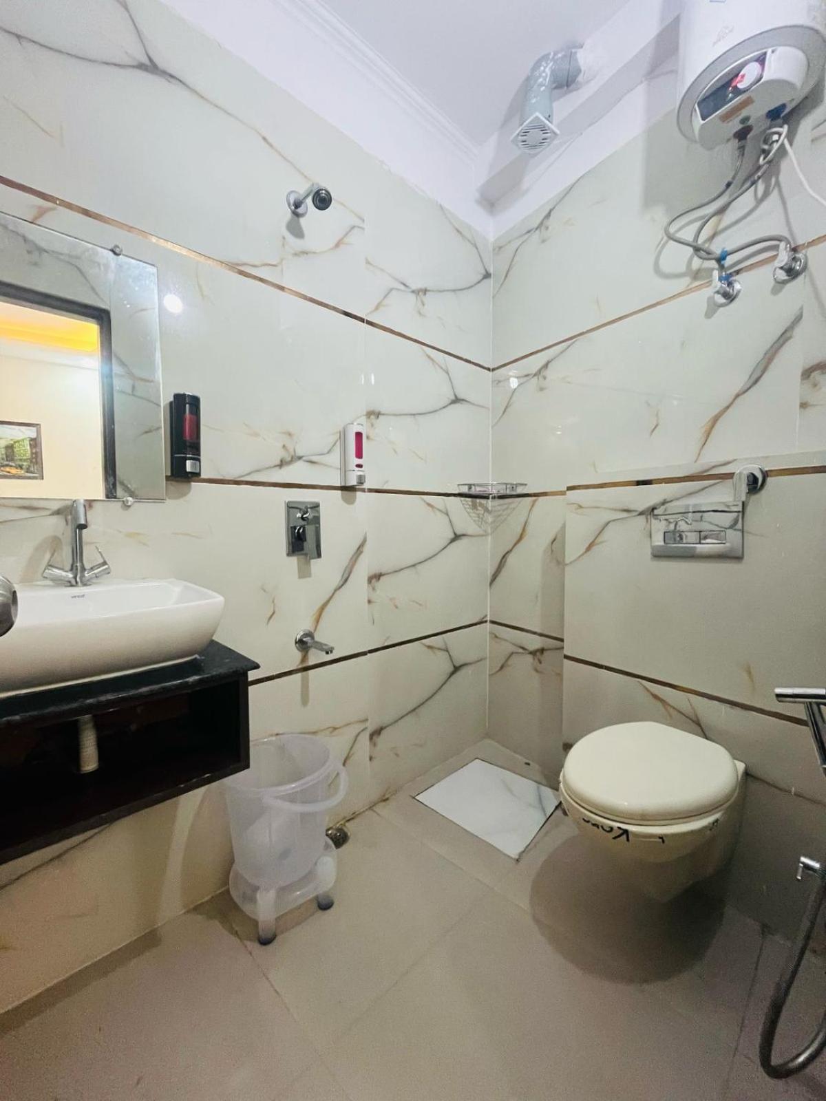 Mannat Near Naraina Vihar Metro Station Hotel 4*