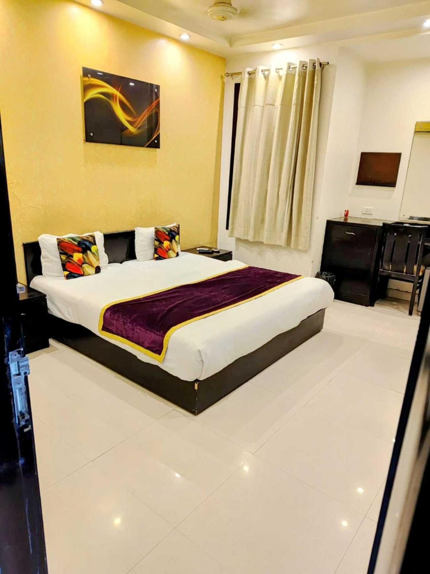 Hotel Premium In Paschim Vihar