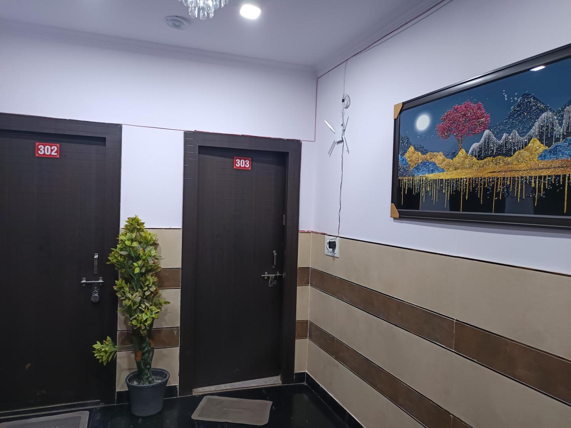 Ajeet Stay--300 Meters Nizamuddin Railway Station Gate No 4 Homestay *