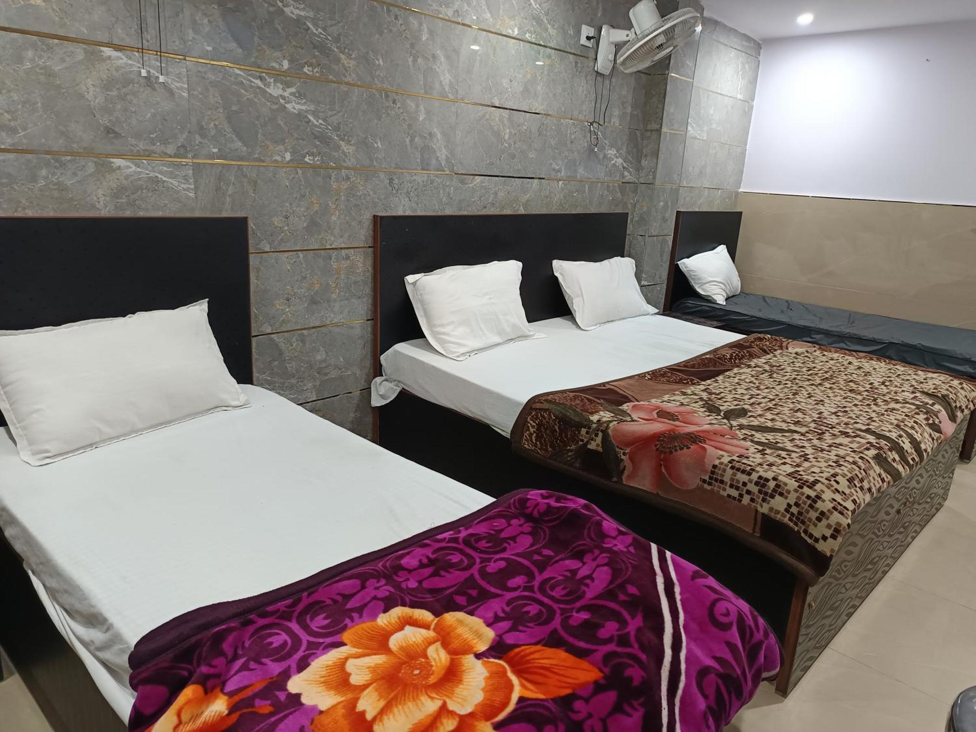 Ajeet Stay--300 Meters Nizamuddin Railway Station Gate No 4 Homestay New Delhi