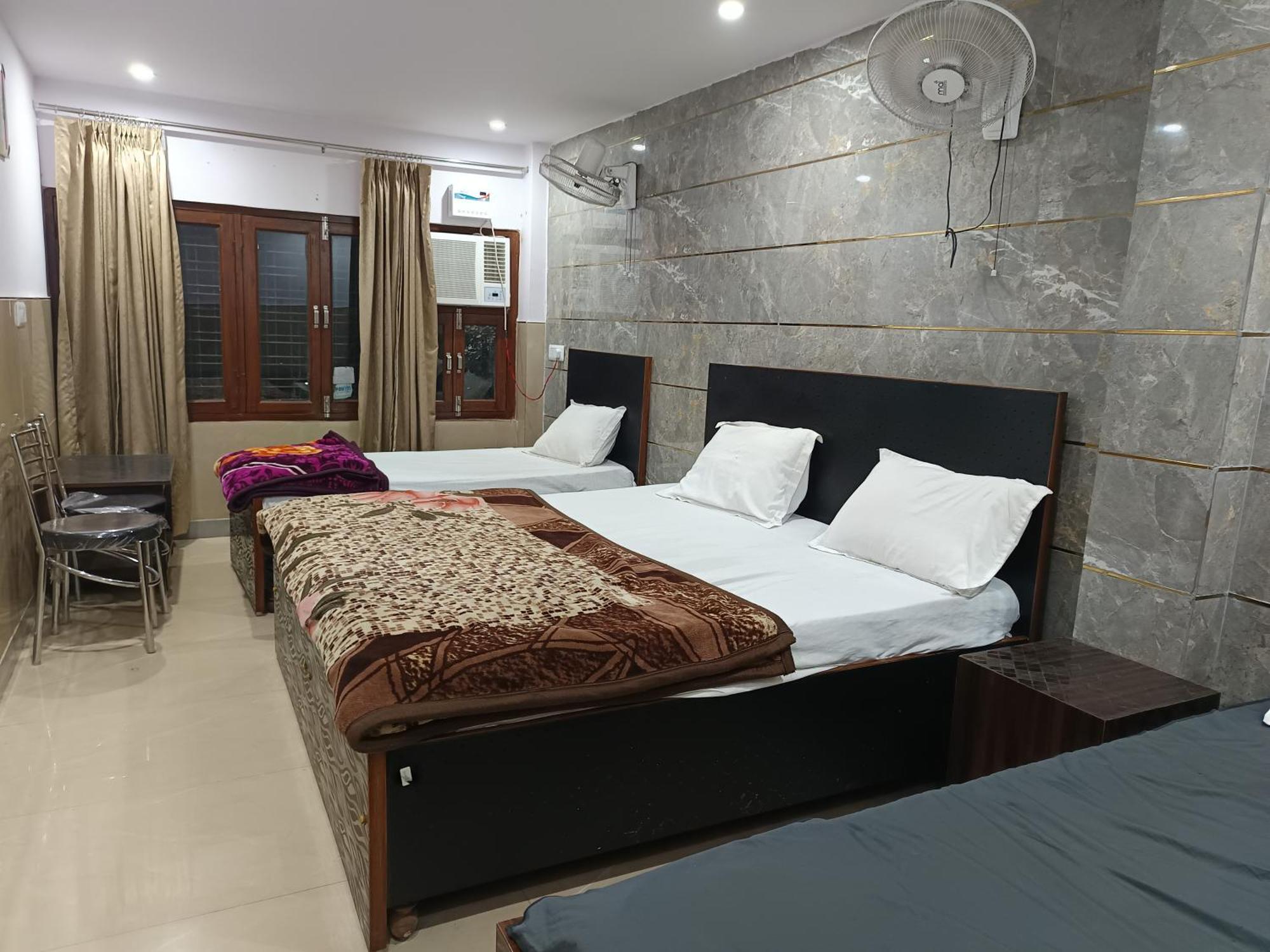 Homestay Ajeet Stay--300 Meters Nizamuddin Railway Station Gate No 4