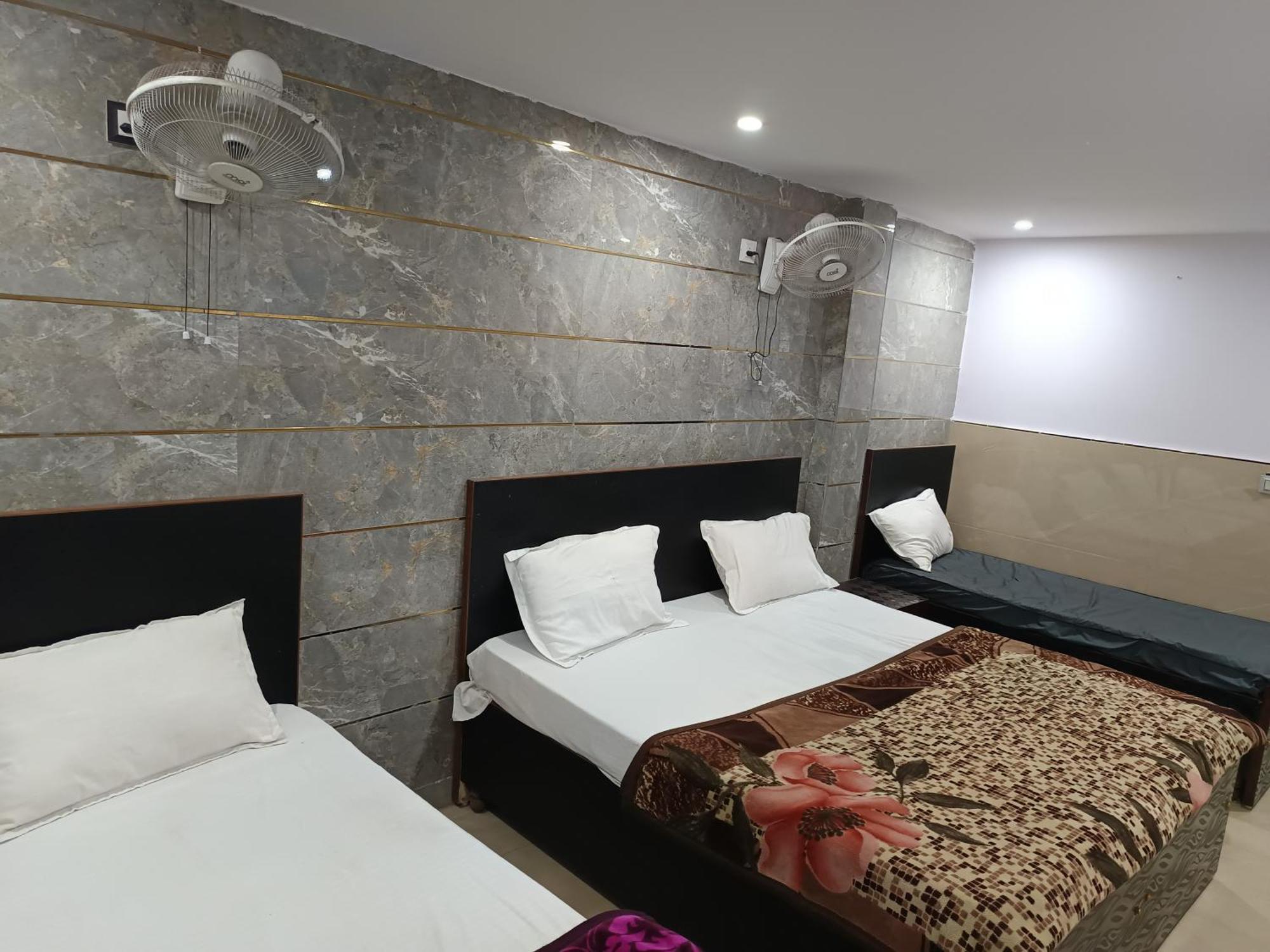 Ajeet Stay--300 Meters Nizamuddin Railway Station Gate No 4