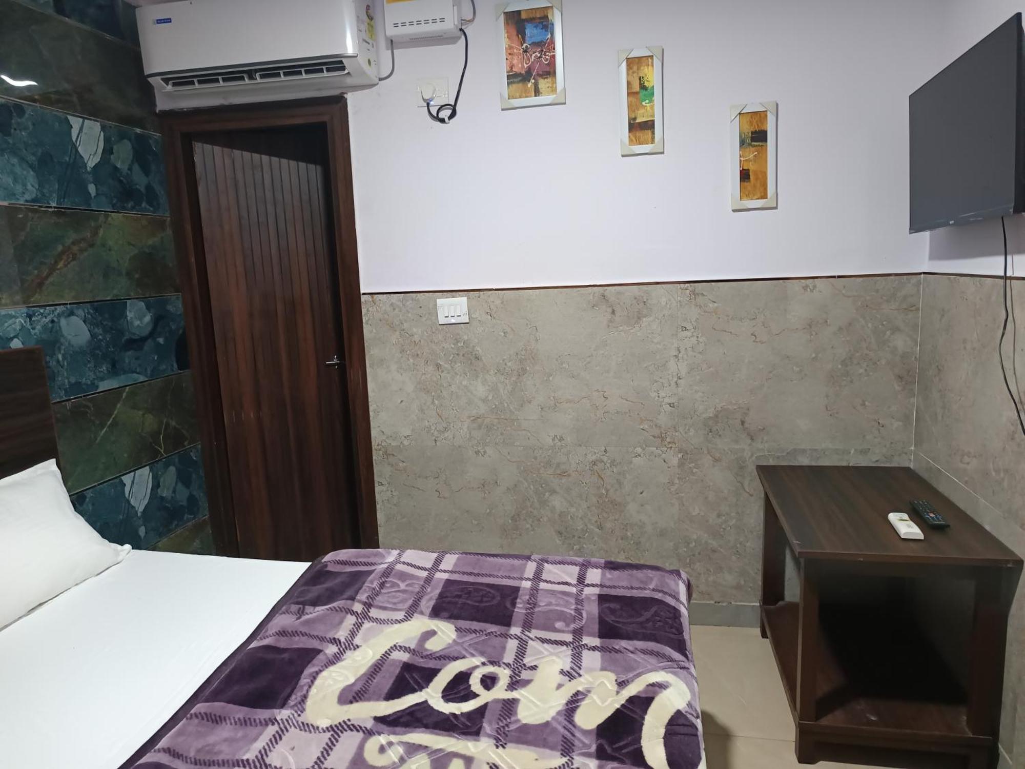 Homestay Ajeet Stay--300 Meters Nizamuddin Railway Station Gate No 4 New Delhi