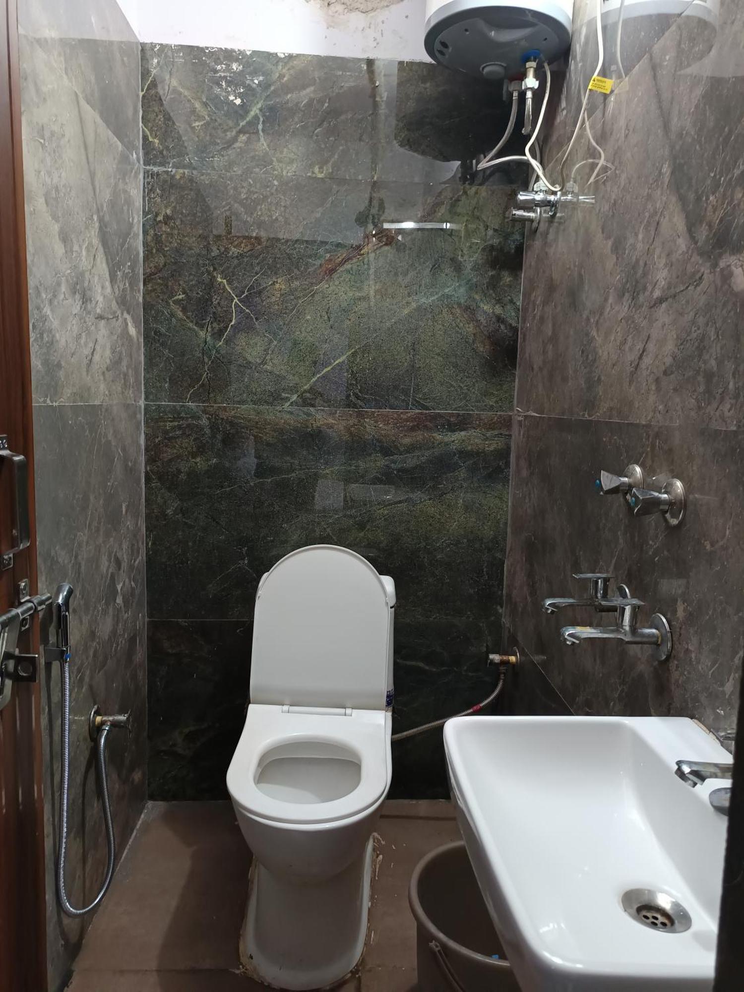 Ajeet Stay--300 Meters Nizamuddin Railway Station Gate No 4 * New Delhi