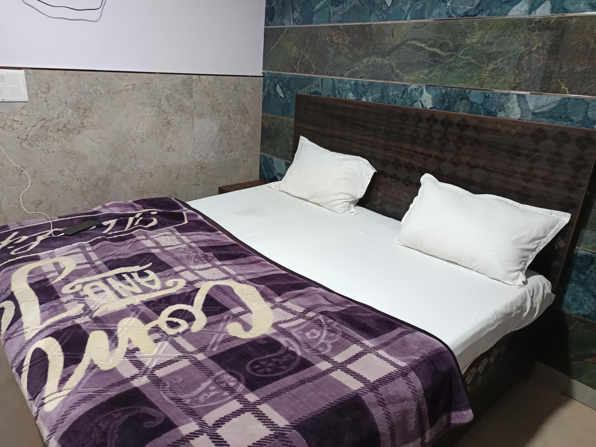 Homestay Ajeet Stay--300 Meters Nizamuddin Railway Station Gate No 4 *