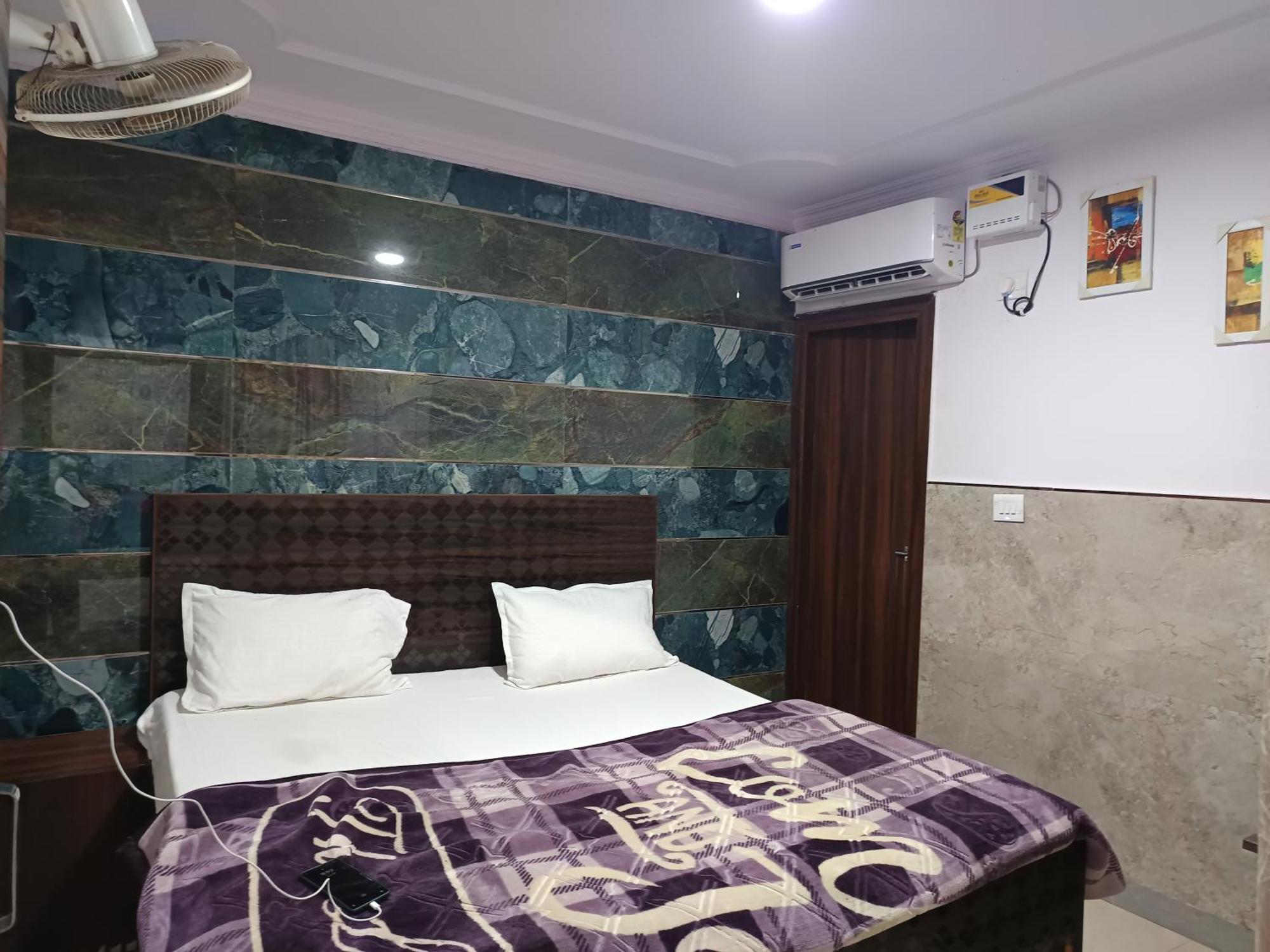 Ajeet Stay--300 Meters Nizamuddin Railway Station Gate No 4 Homestay