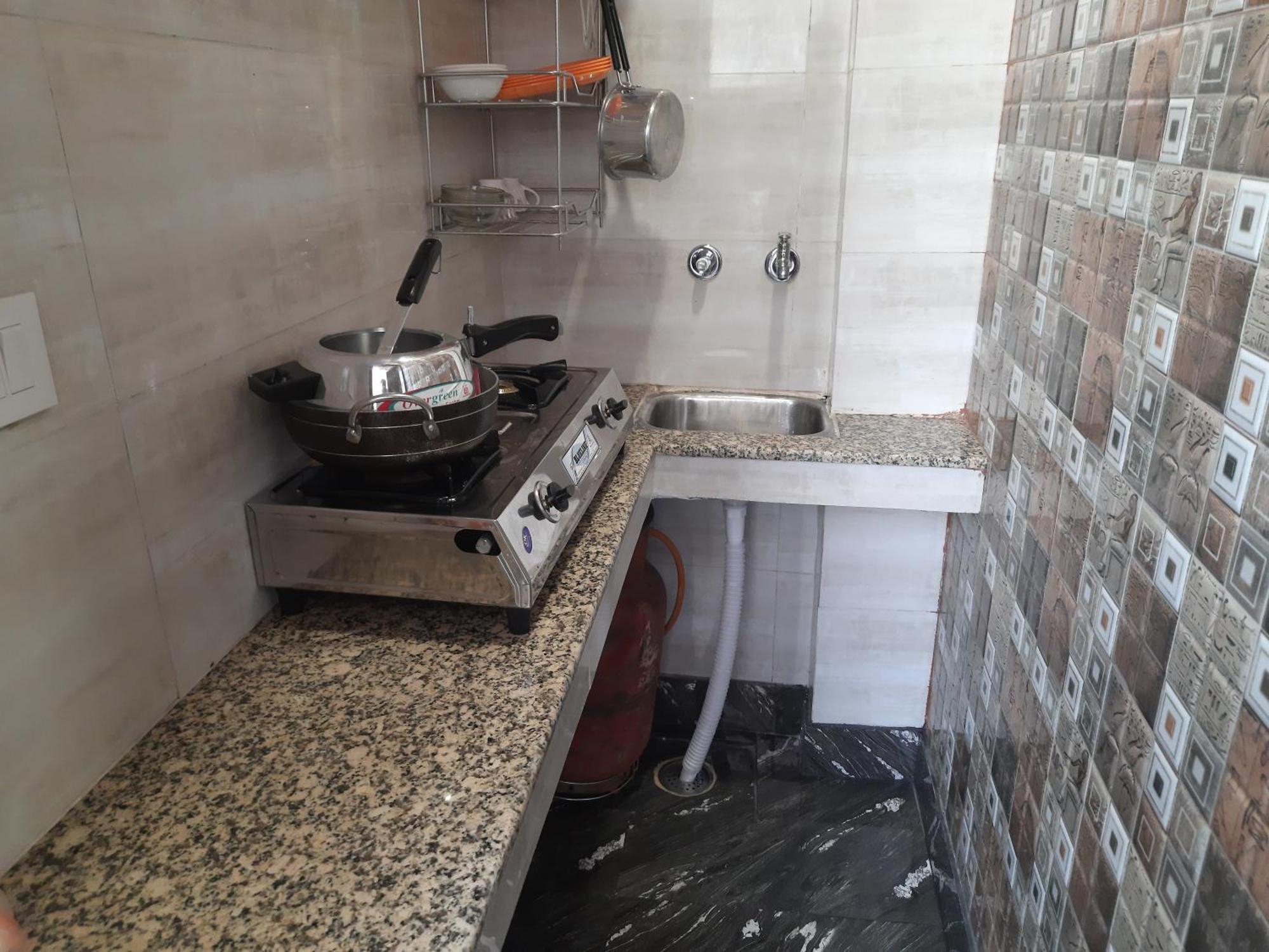 Aggarwal Independent With Private Washroom And Private Kitchen With Utensils, Fridge, Wifi With Smart Tv, Work Desk, Fully Ac As Like Your Own Sweet * New Delhi