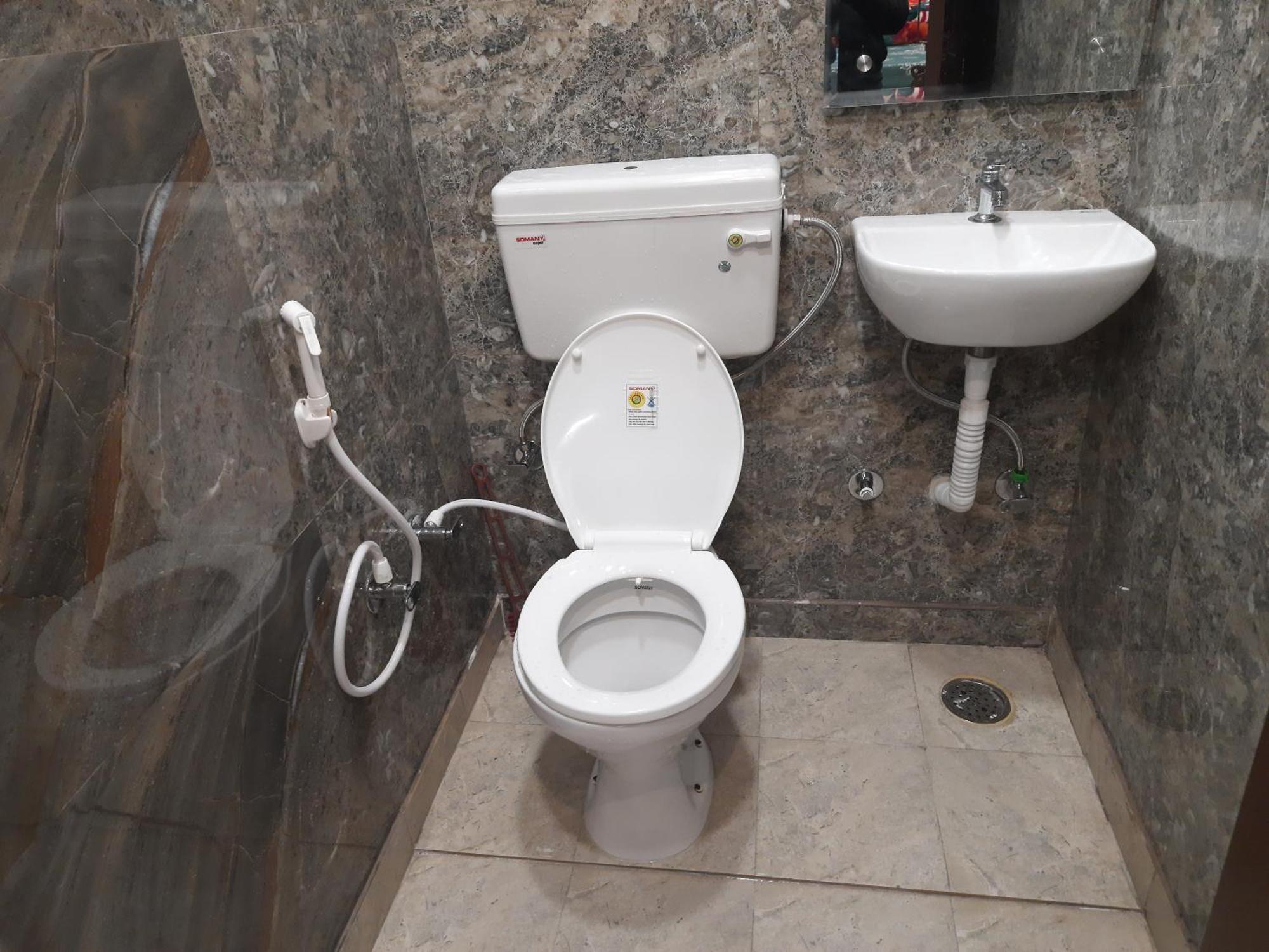 Aggarwal Independent With Private Washroom And Private Kitchen With Utensils, Fridge, Wifi With Smart Tv, Work Desk, Fully Ac As Like Your Own Sweet *
