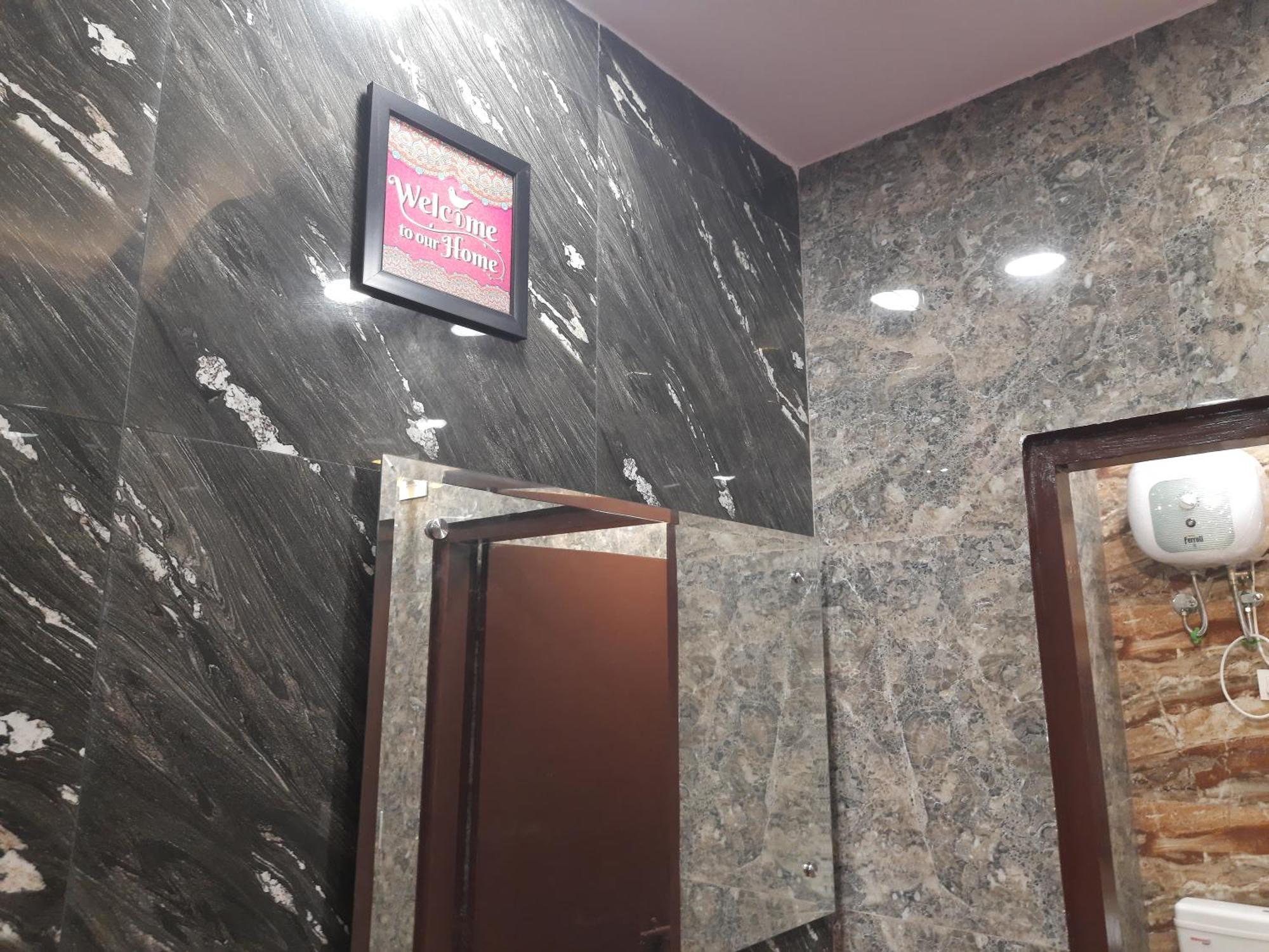 Aggarwal Independent With Private Washroom And Private Kitchen With Utensils, Fridge, Wifi With Smart Tv, Work Desk, Fully Ac As Like Your Own Sweet Apartment