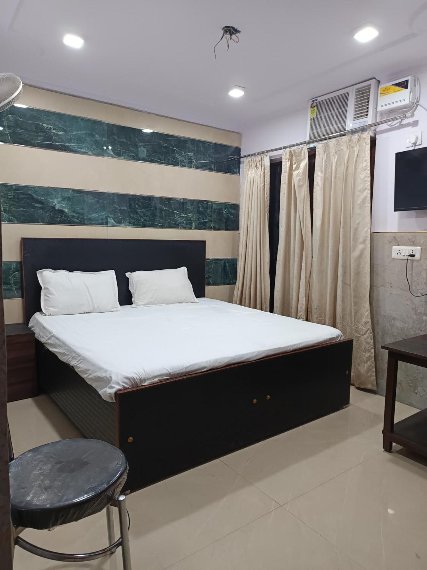Ajeet Stay--300 Meters Nizamuddin Railway Station Gate No 4 Homestay