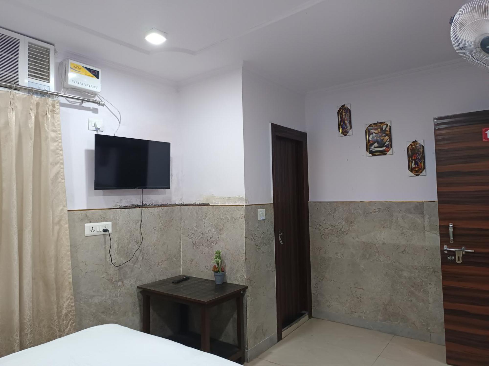 Ajeet Stay--300 Meters Nizamuddin Railway Station Gate No 4 *