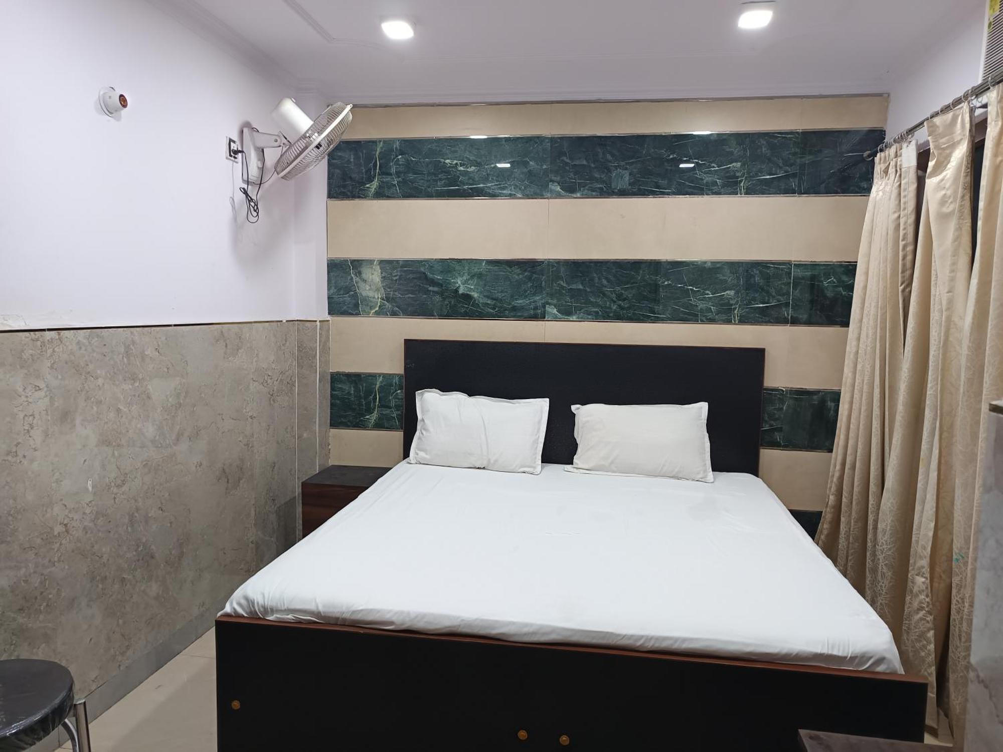 Ajeet Stay--300 Meters Nizamuddin Railway Station Gate No 4 Homestay