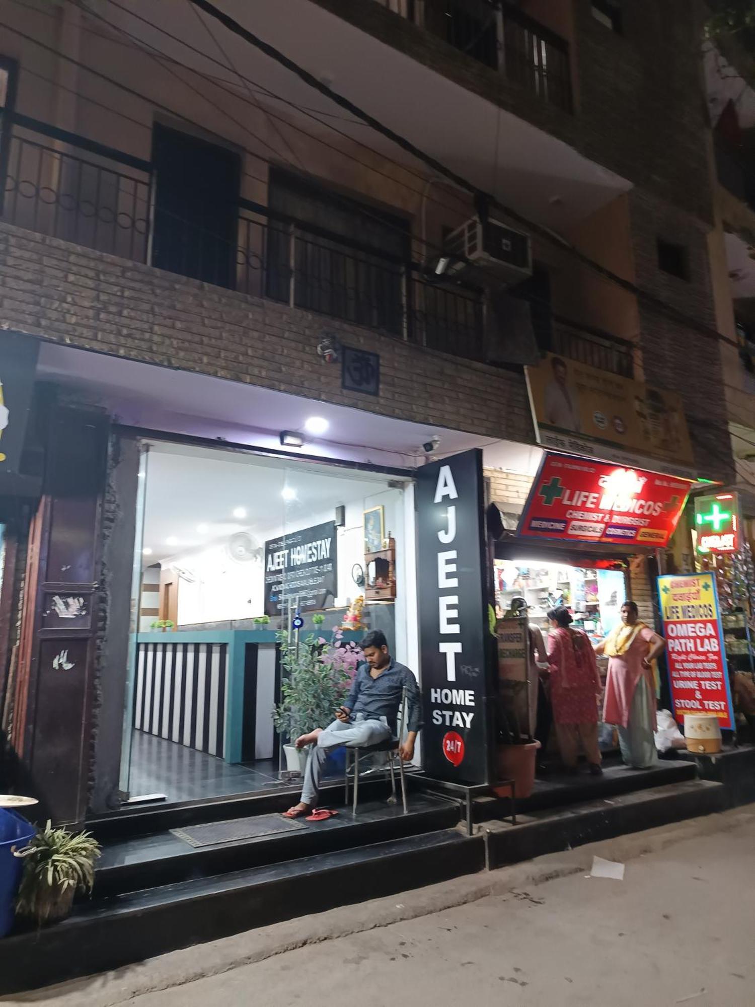 Homestay Ajeet Stay--300 Meters Nizamuddin Railway Station Gate No 4