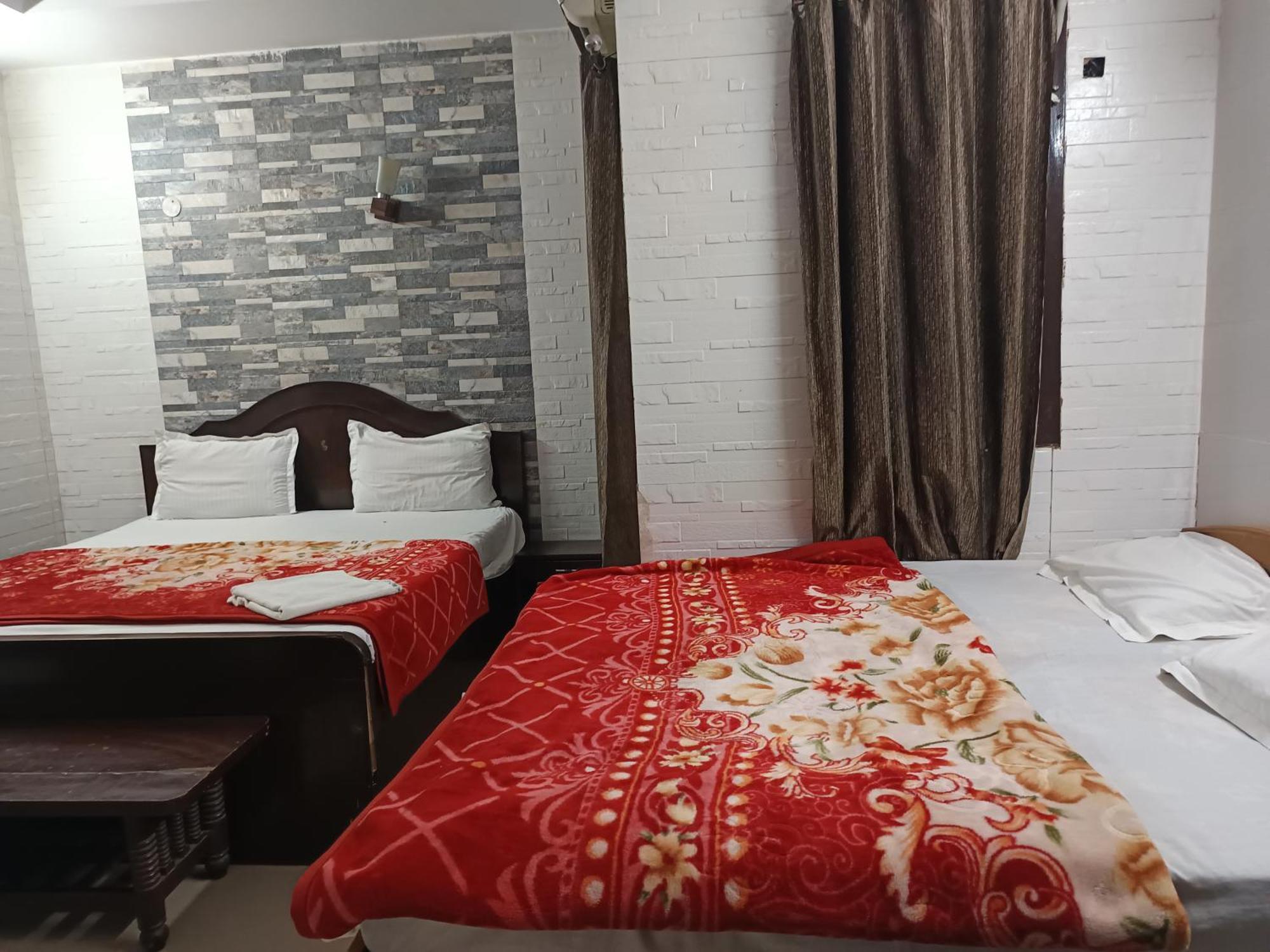 White Palace,nizamuddin Railway Station