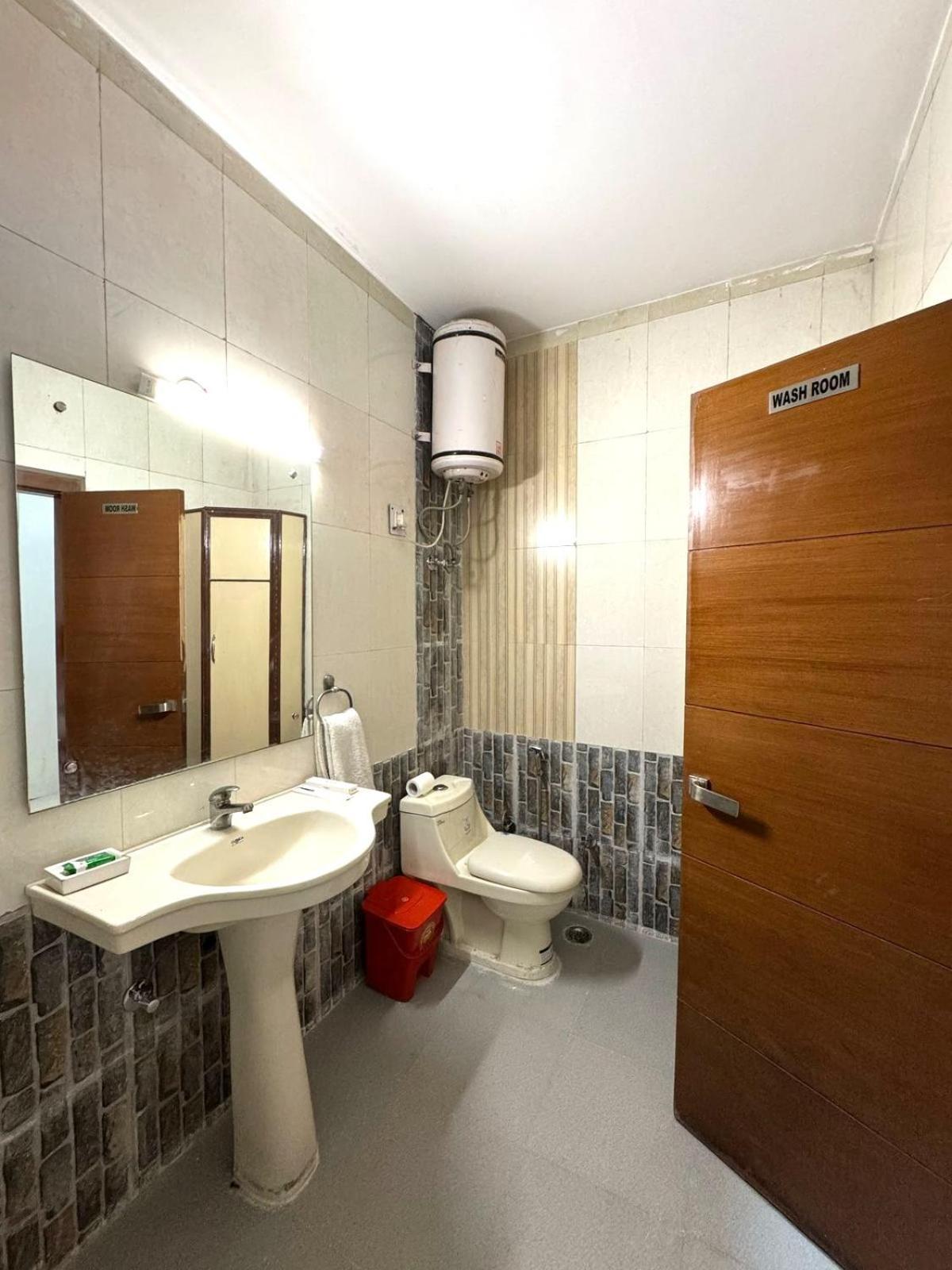 Divine India Service 2bhk 1a Saket * New Delhi