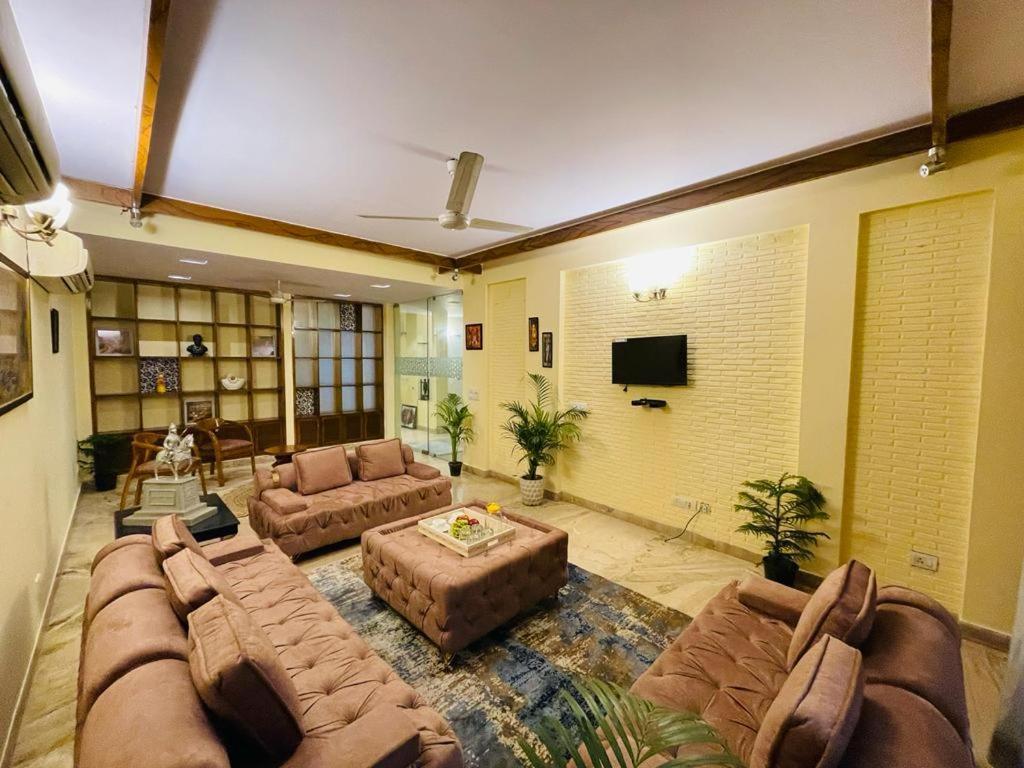 Fortune Service 4bhk,d-36, Saket