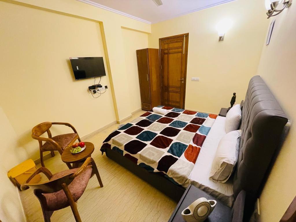 Fortune Service 4bhk,d-36, Saket Apartment *