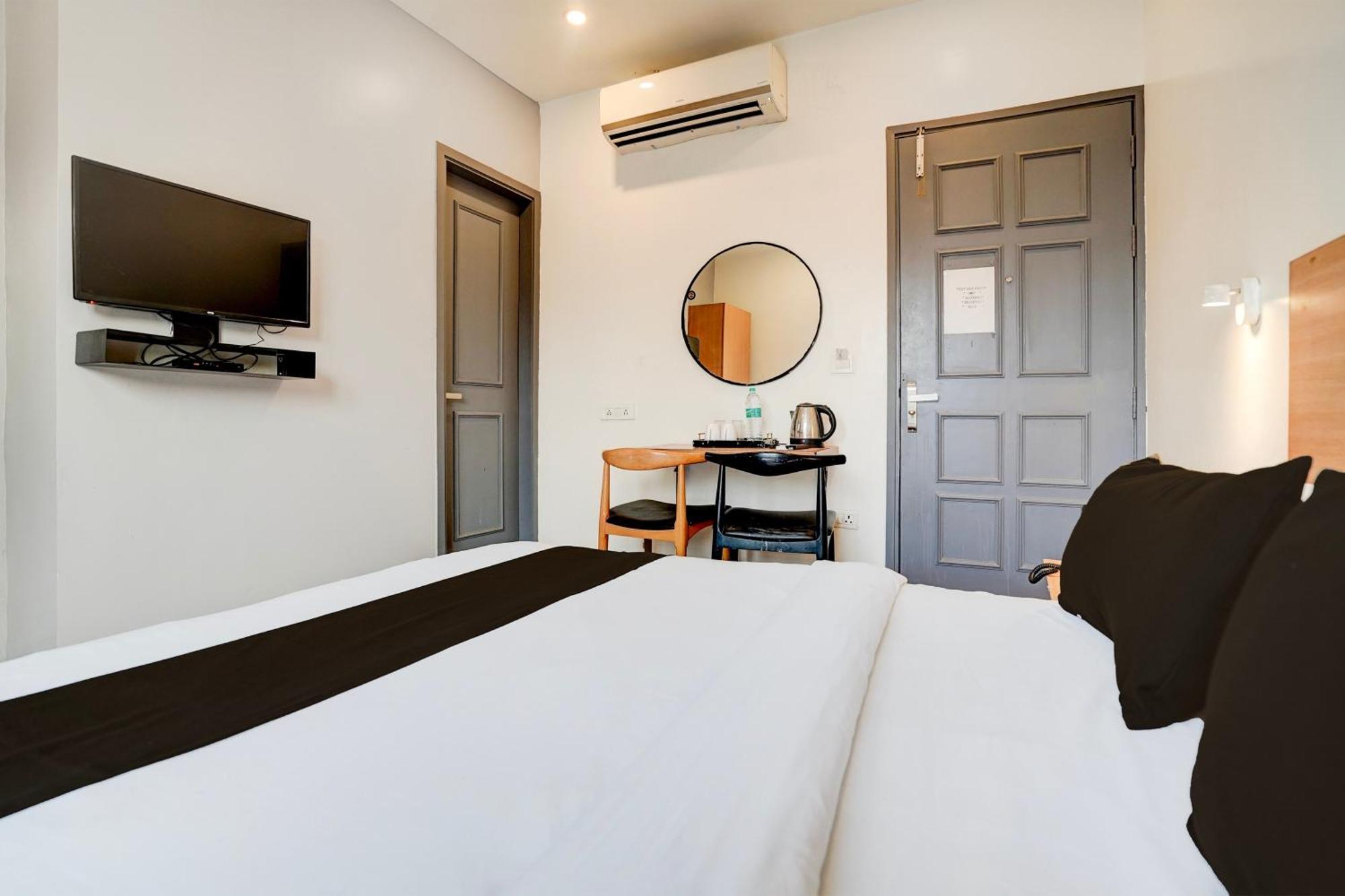 Super O Britania Chowk Hotel