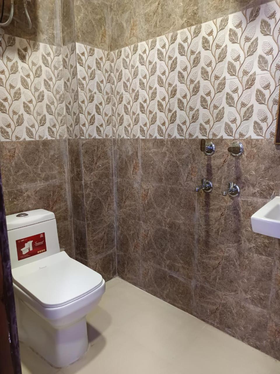 Hotel Np International - Near Govindpuri Metro New Delhi