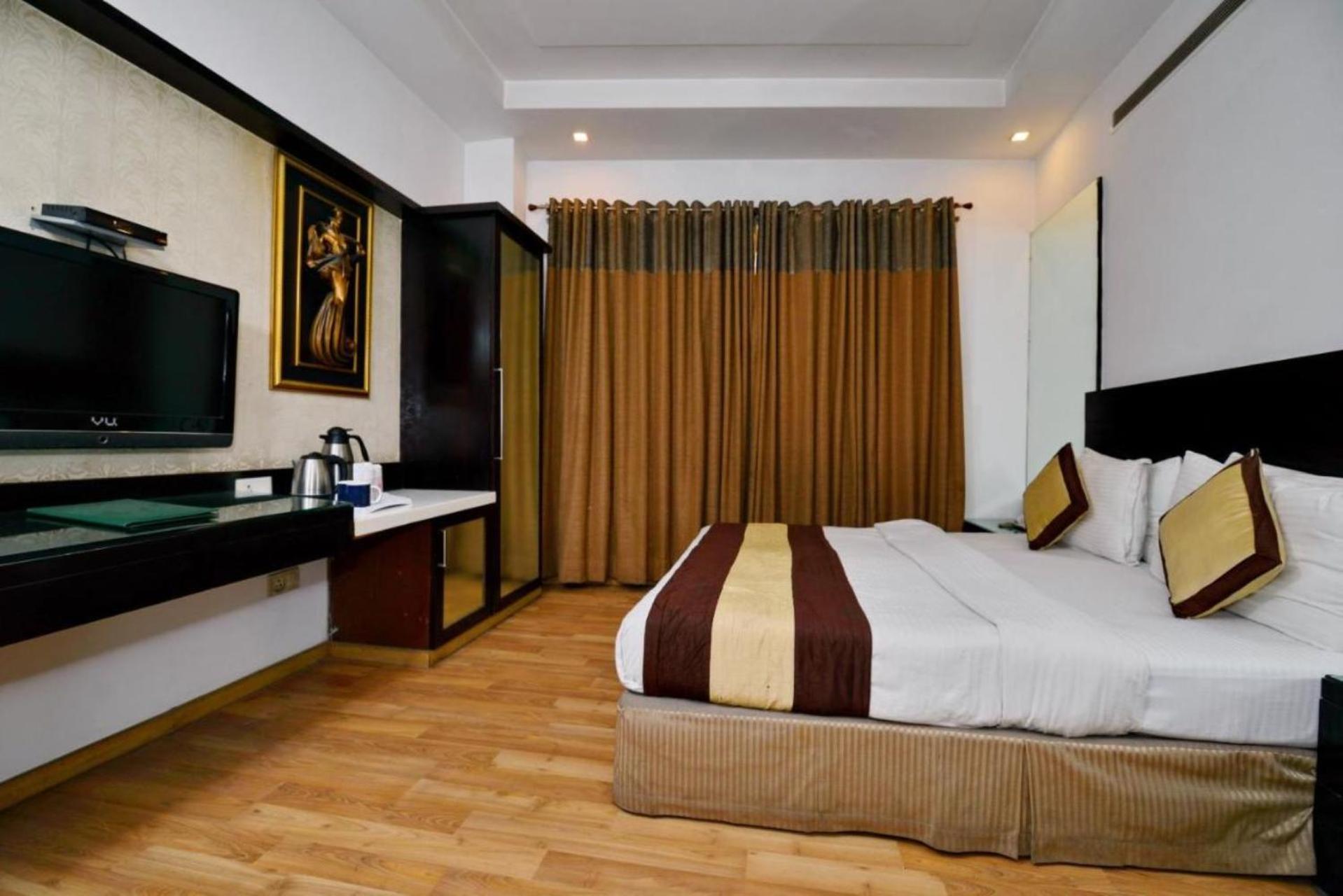 Spot House - Walking The Rk Ashram Metro Station 3* New Delhi