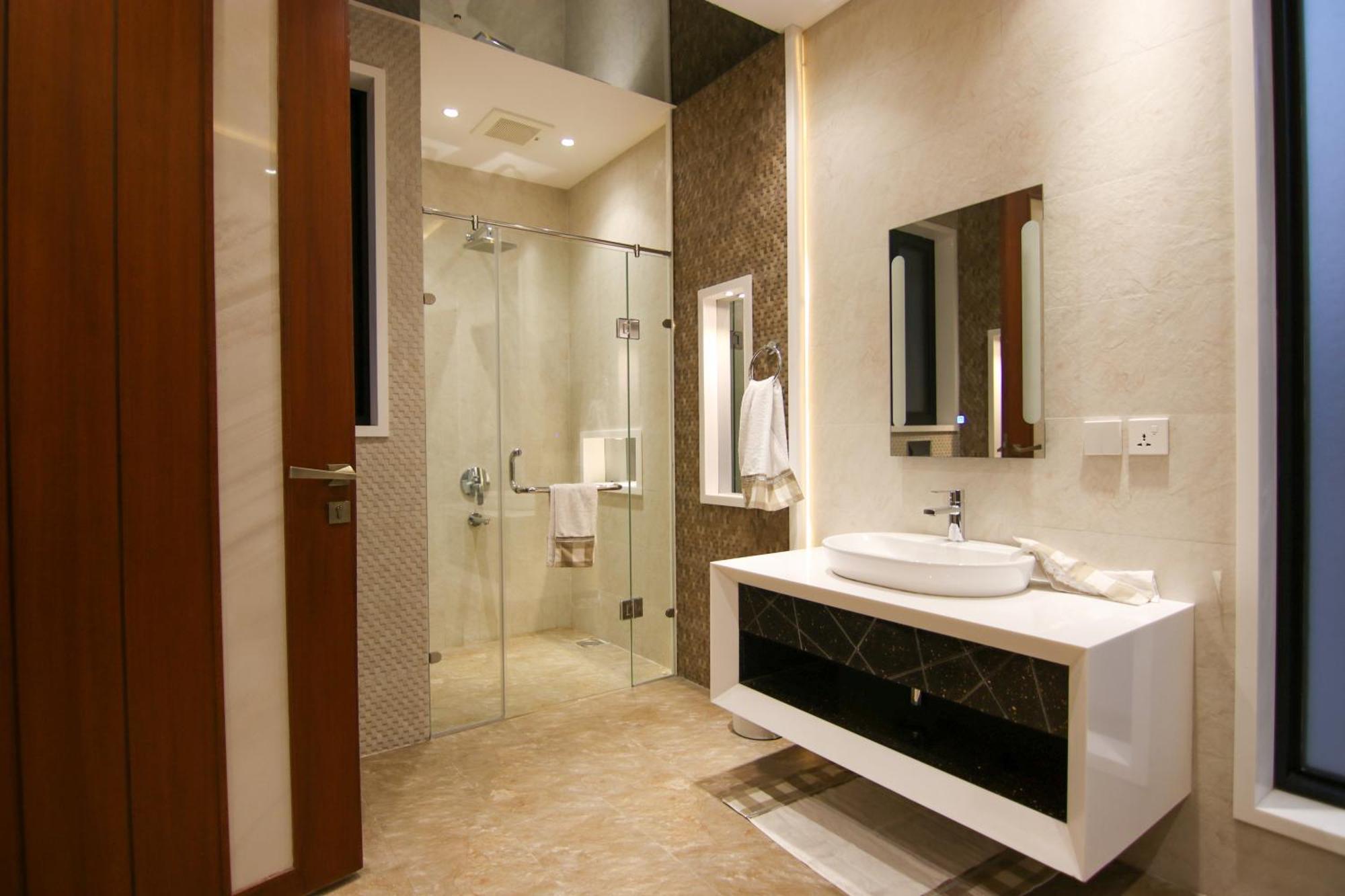 Hotel Heavenwood Suites Near Delhi Airport Hotel 4*