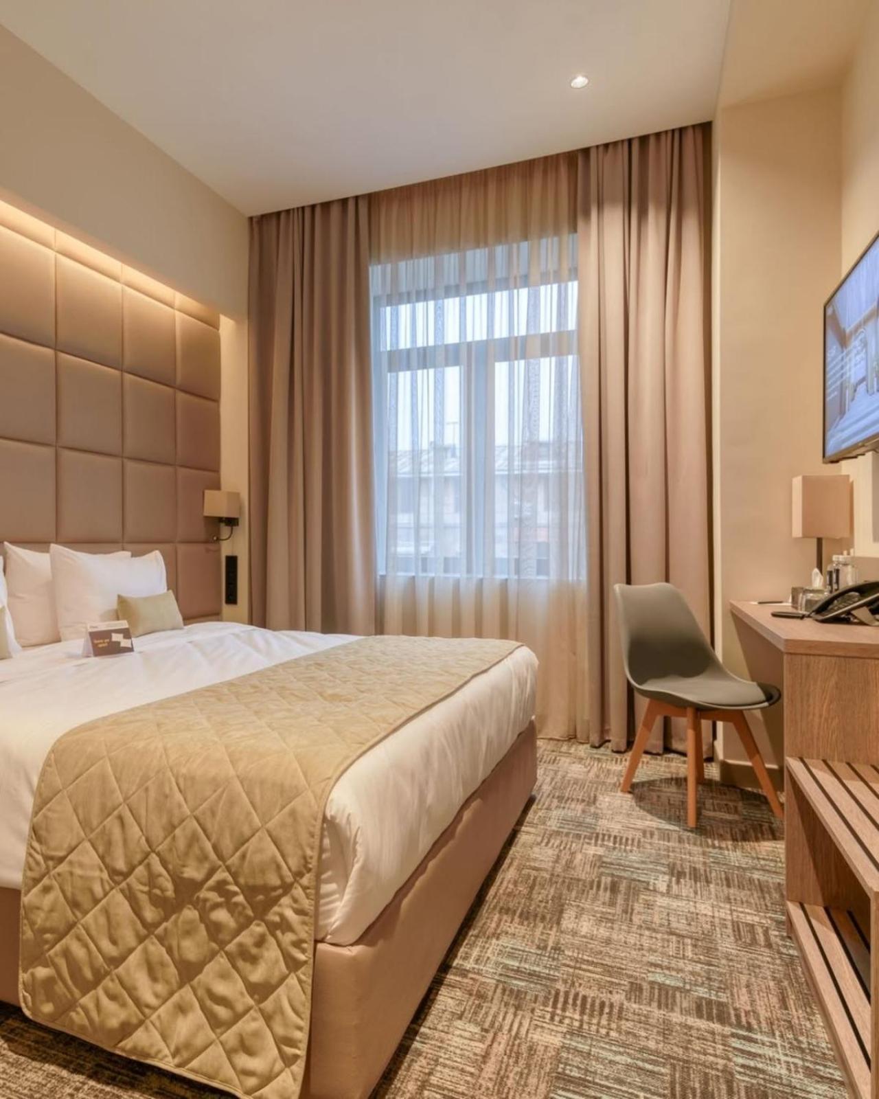 Glory Near Delhi Internationl Airport Hotel 4*