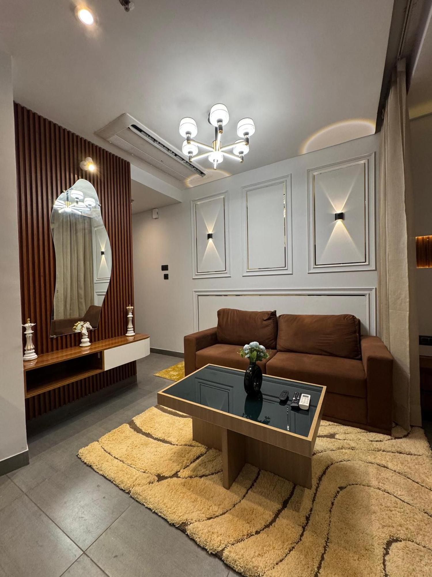 Luxurious Studioz * New Delhi